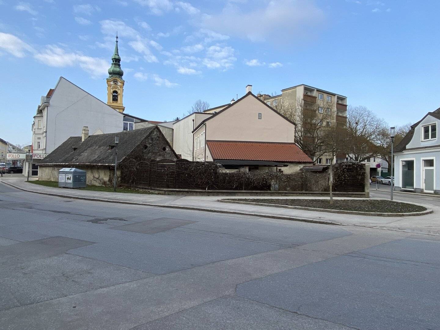 Mehrparteienhaus mit zwei Wohneinheiten, großzügigen Nebenflächen und attraktivem Entwicklungspotenzial