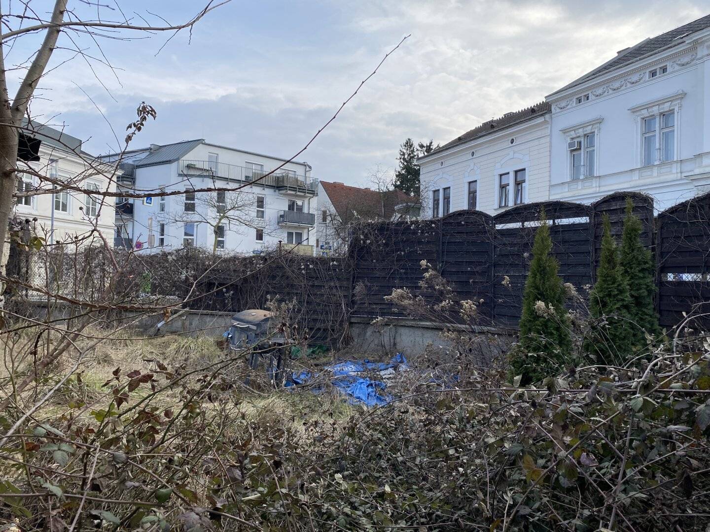 Mehrparteienhaus mit zwei Wohneinheiten, großzügigen Nebenflächen und attraktivem Entwicklungspotenzial