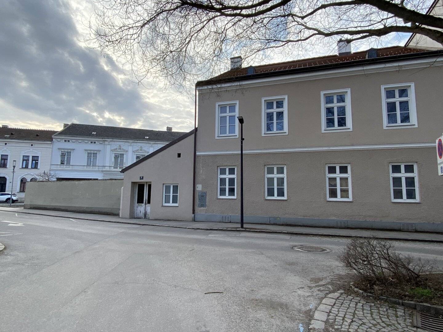 Mehrparteienhaus mit zwei Wohneinheiten, großzügigen Nebenflächen und attraktivem Entwicklungspotenzial