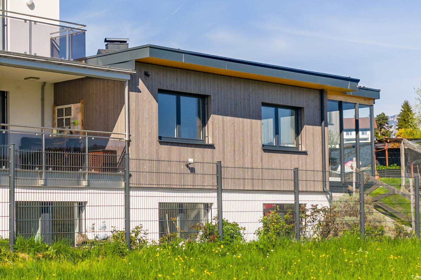 Neuwertige-Aufstockbare Doppelhaushälfte mit Wintergarten und Garage