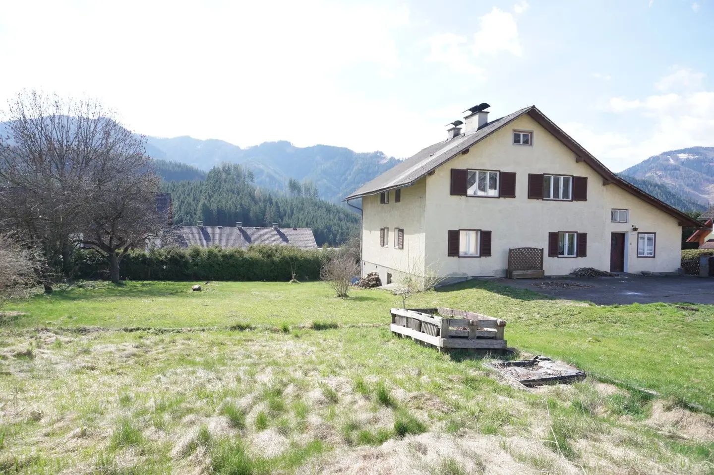 Ein- bzw. Zweifamilienwohnhaus mit großem Grundstück und Doppelgarage