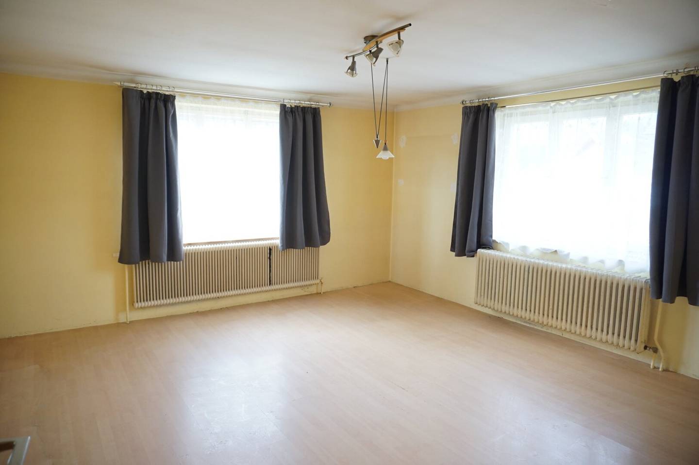 Ein- bzw. Zweifamilienwohnhaus mit großem Grundstück und Doppelgarage
