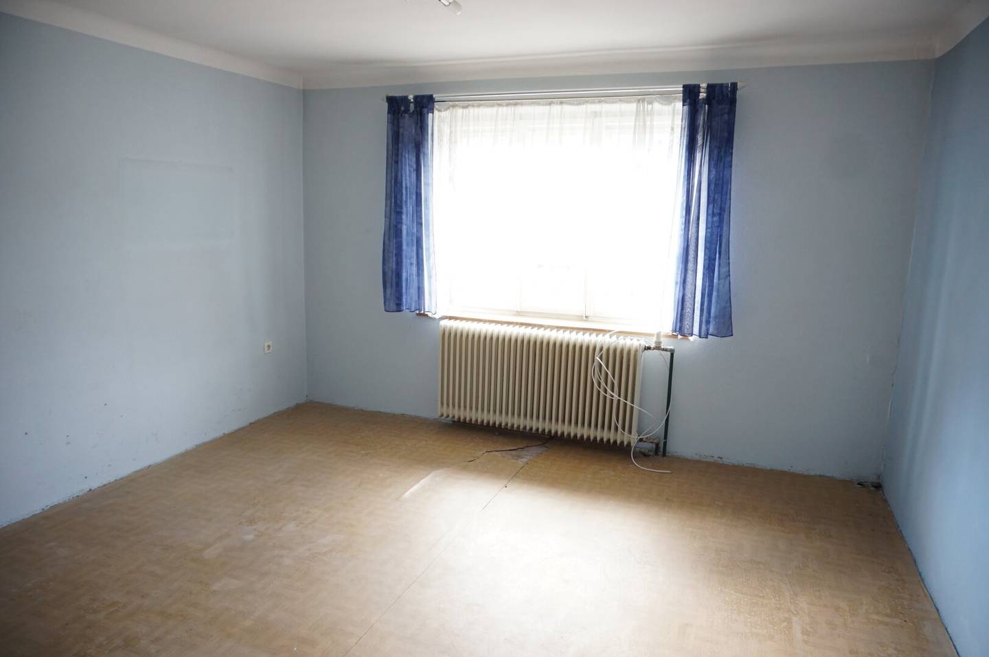Ein- bzw. Zweifamilienwohnhaus mit großem Grundstück und Doppelgarage