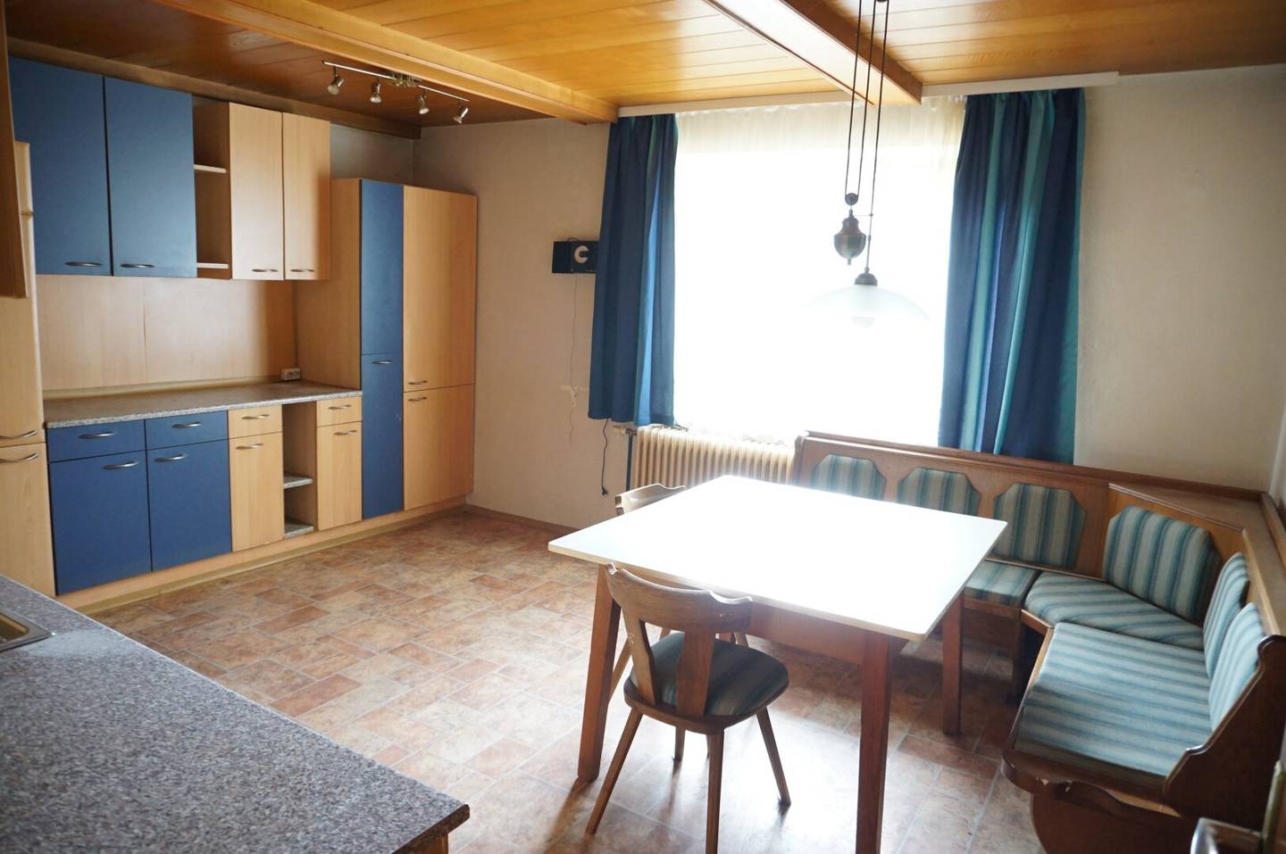 Ein- bzw. Zweifamilienwohnhaus mit großem Grundstück und Doppelgarage