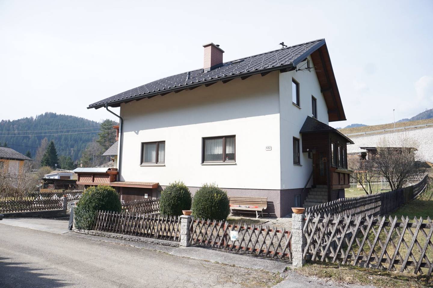 Wohnhaus mit Nebengebäuden in Thörl