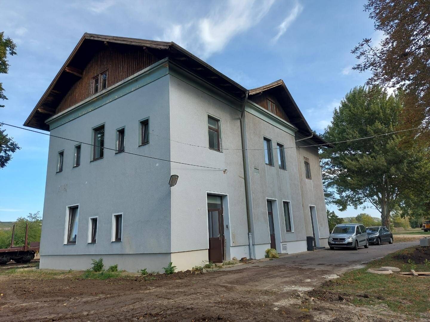 Ehemaliges Bahnhofsgebäude auf 10200m² auch Waldanteil,  teilunterkellertes Haus 10 Zimmer. Viele Verwendungsmöglichkeiten.
