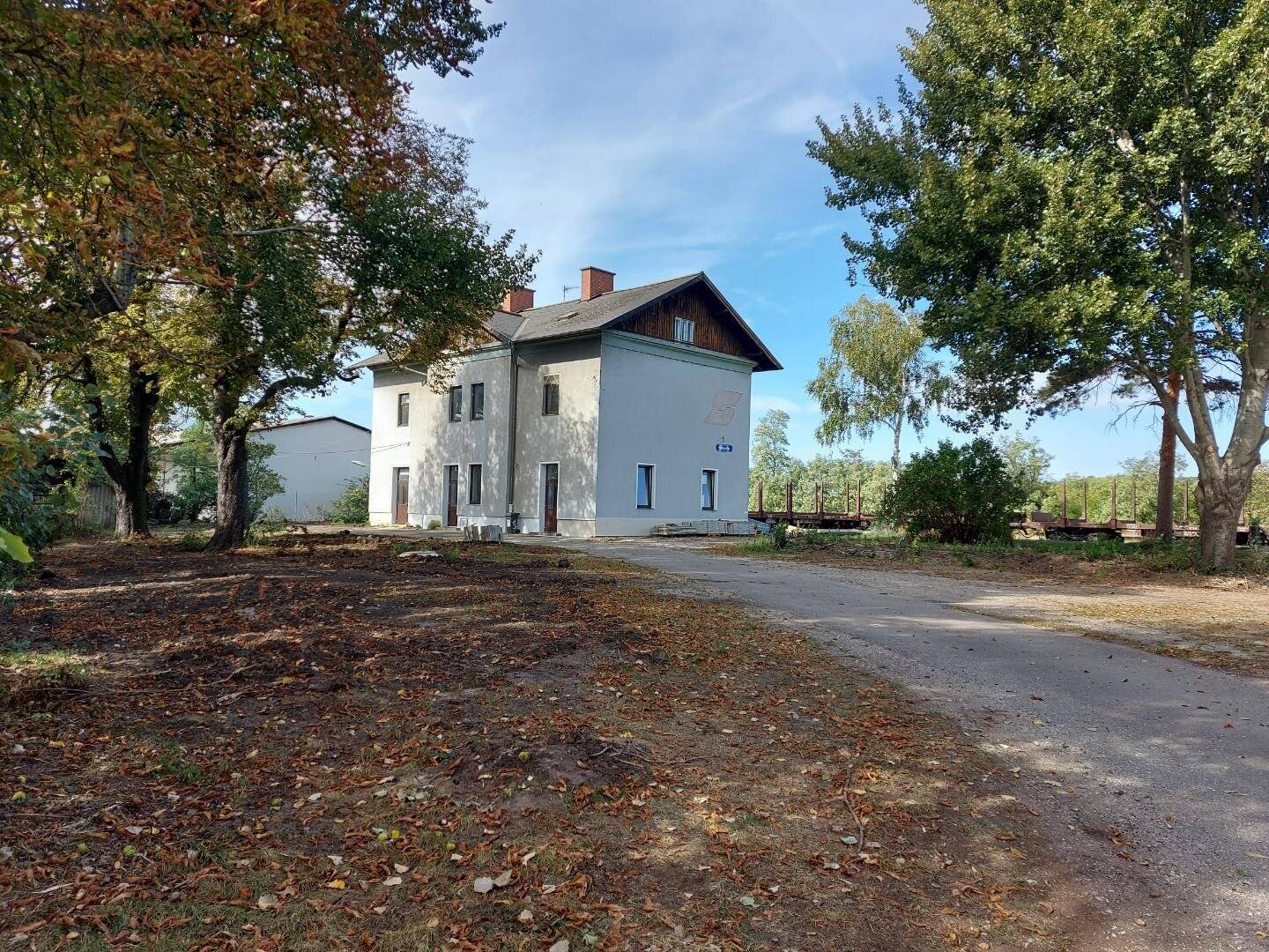 Ehemaliges Bahnhofsgebäude auf 10200m² auch Waldanteil,  teilunterkellertes Haus 10 Zimmer. Viele Verwendungsmöglichkeiten.