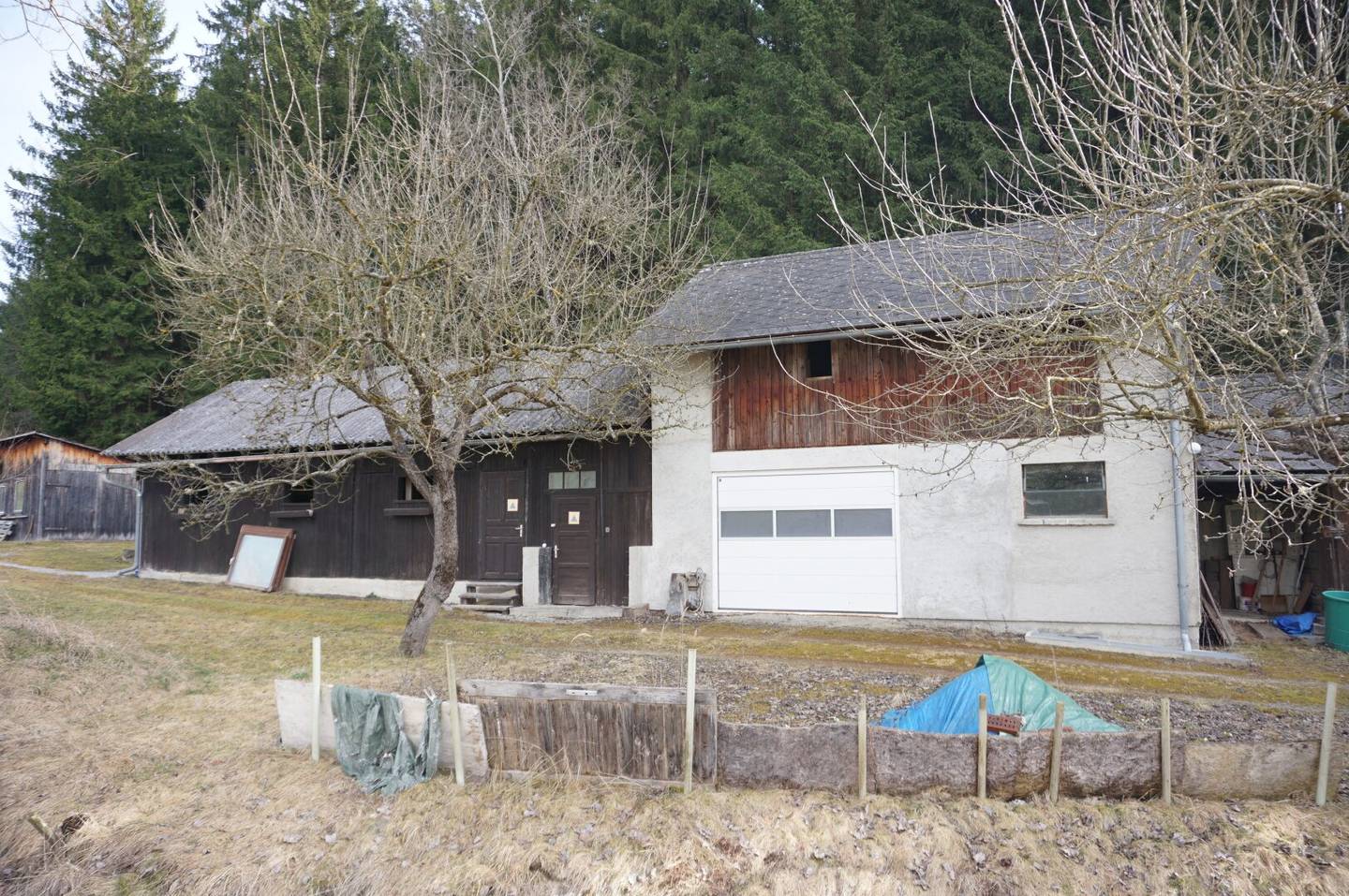 Wohnhaus mit Nebengebäuden in Thörl