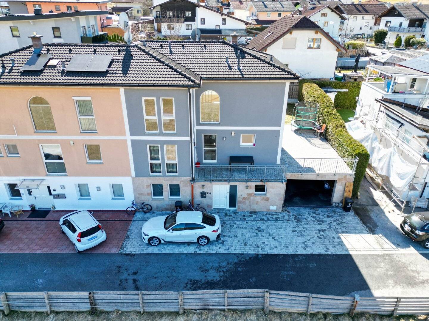 Exklusives Mehrfamilienhaus mit zwei Wohneinheiten, großzügigen Terrassen und Alpenblick