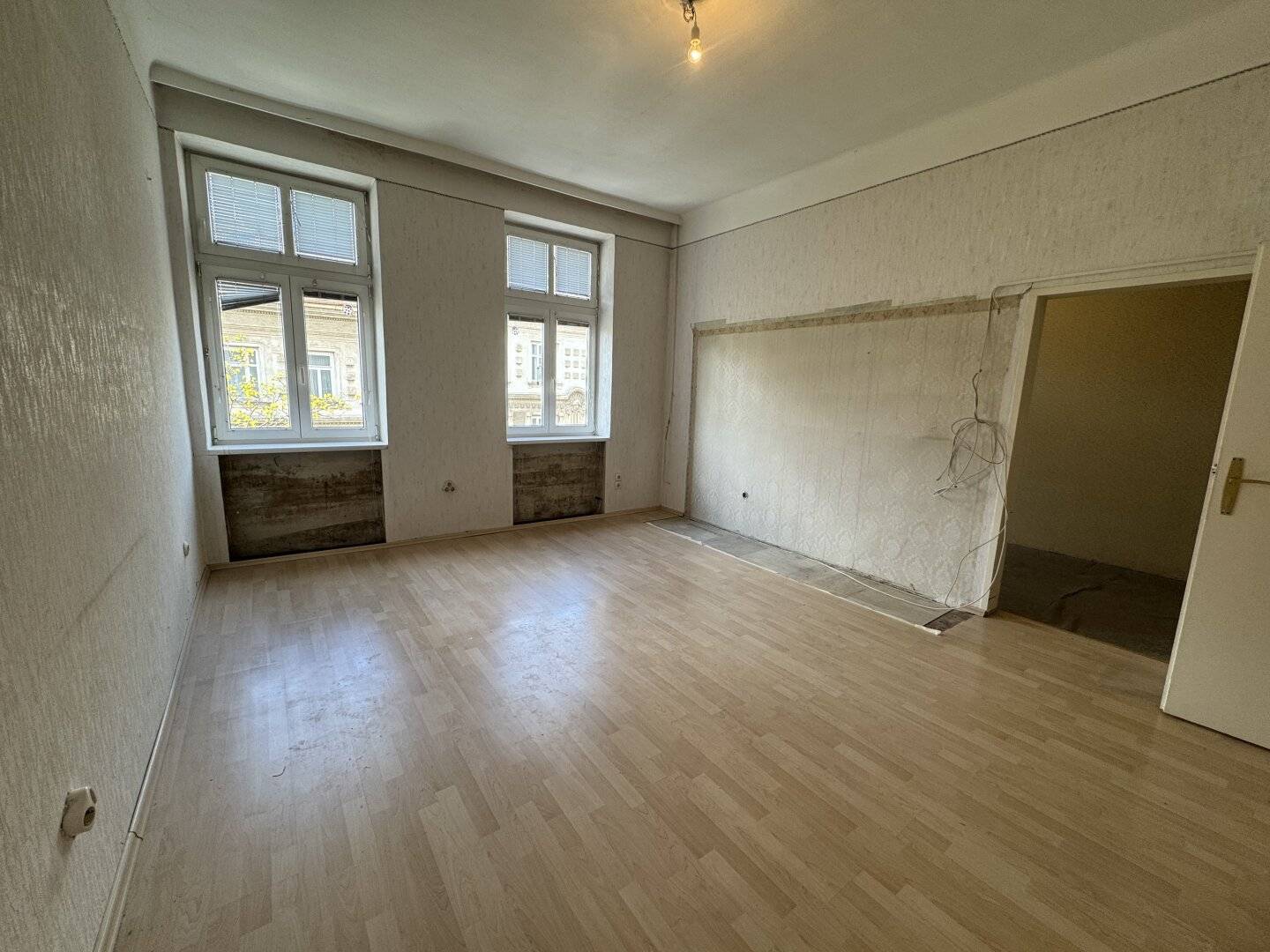 Charming period building apartment for renovation 3 rooms 76 m²
