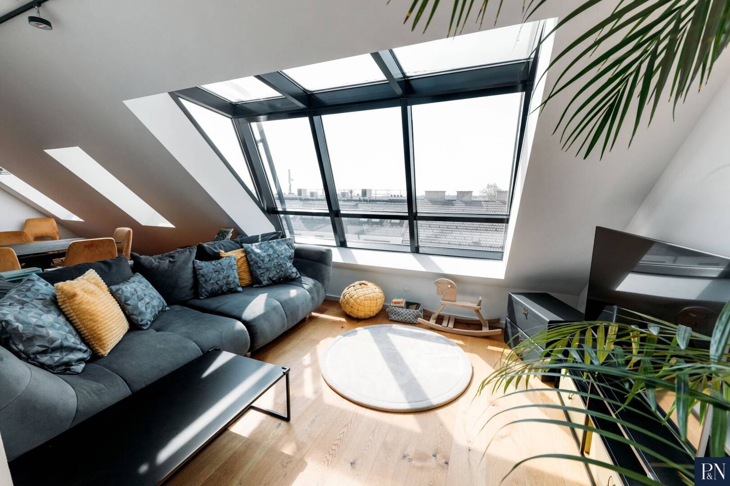 Traumhafte Dachgeschoss-Maisonette mit privater Innenhof-Terrasse