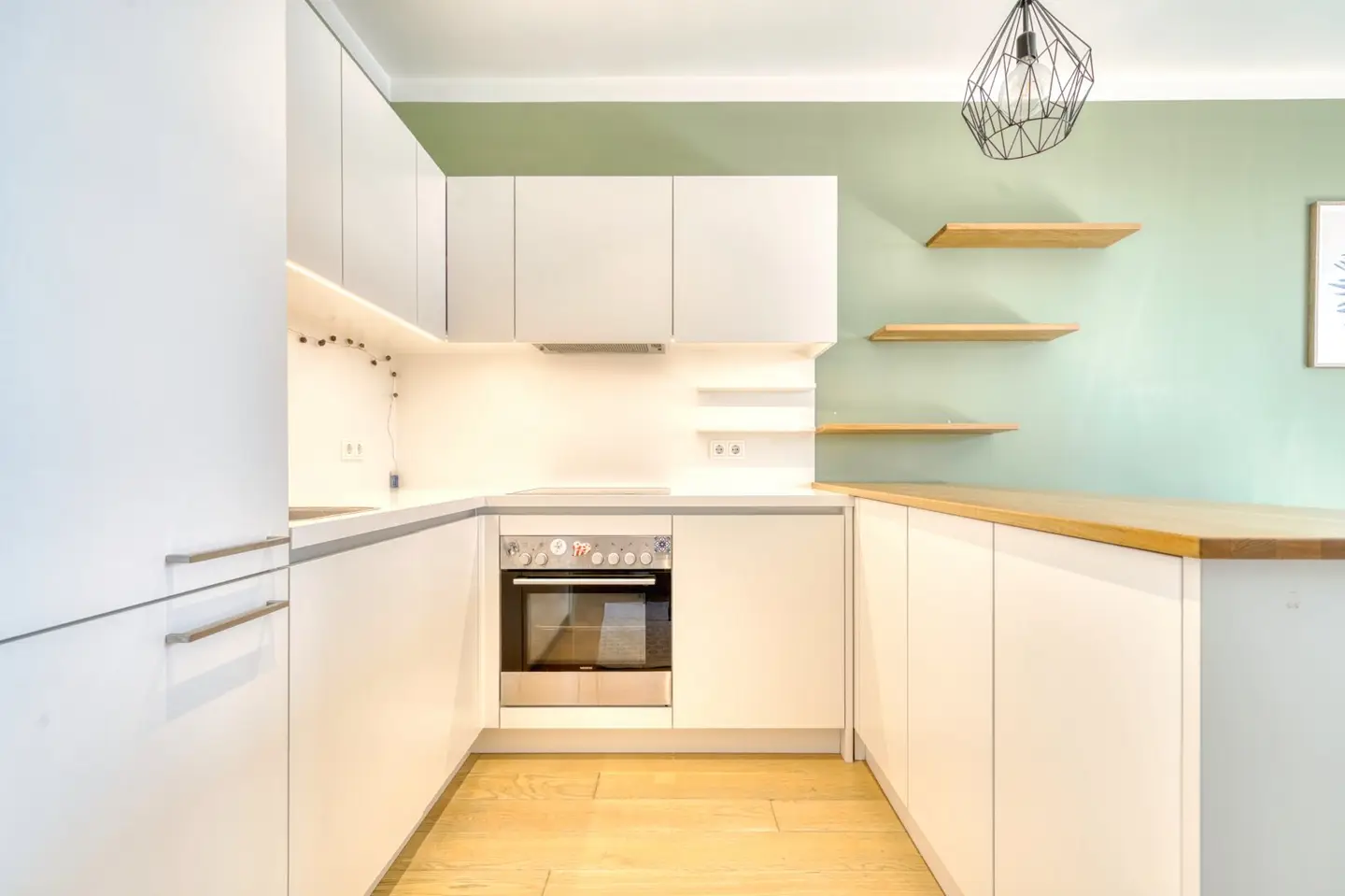 12. Stock  - Traumhafter Weitblick  - Moderne 2 Zimmer Wohnung mit 12 m² Loggia  - Nähe Belvedere &amp; Hauptbahnhof