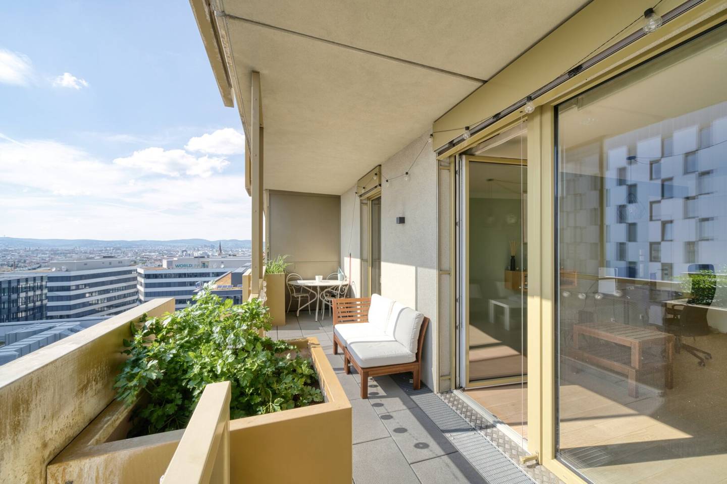 12. Stock | 12 m² Loggia | Traumhafter Weitblick | Nähe Belvedere & Hauptbahnhof