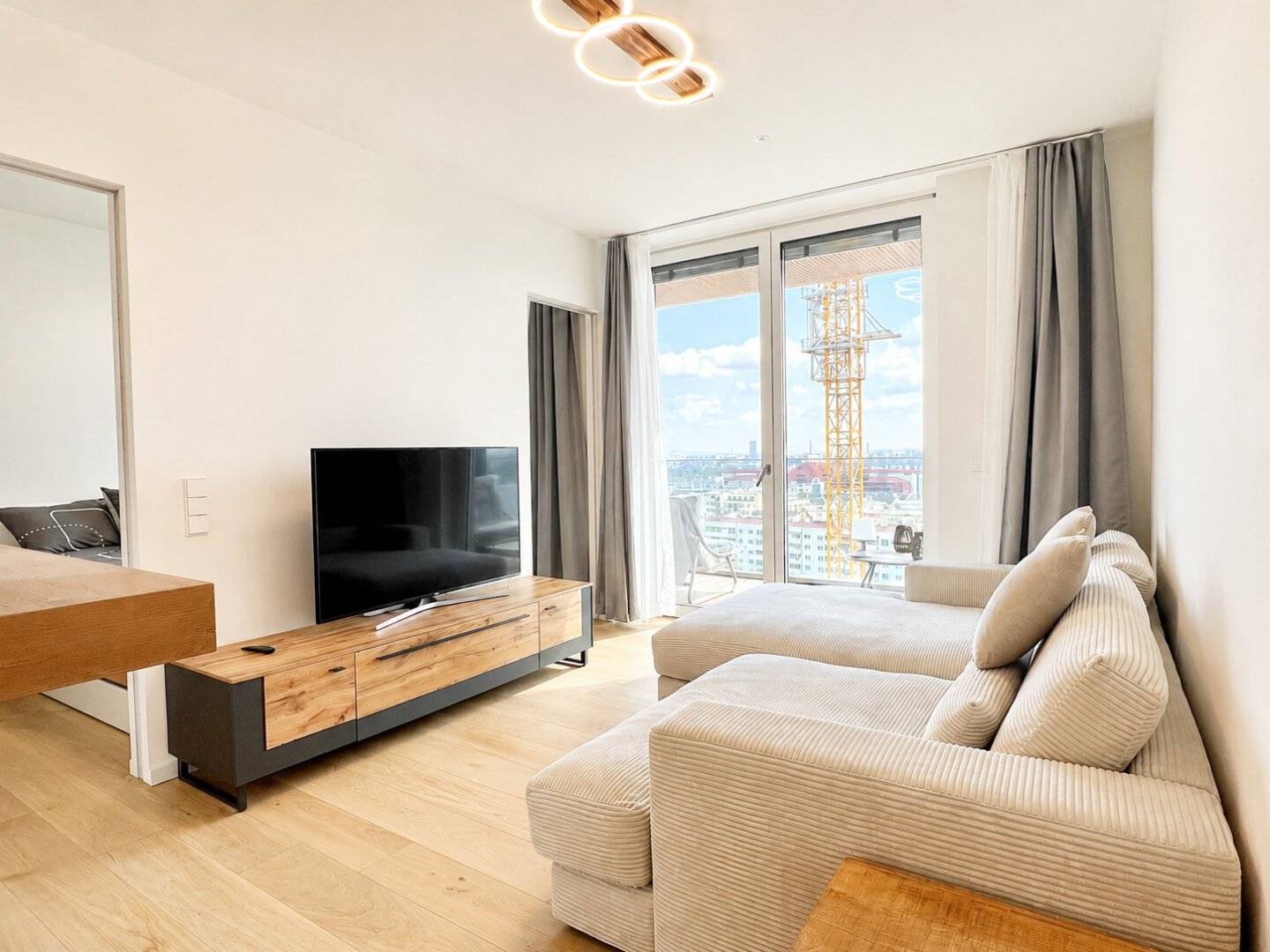 Grünblick-2-Zimmer-Wohnung im 15. Stock mit Balkon & Fernblick-Voll möbliert