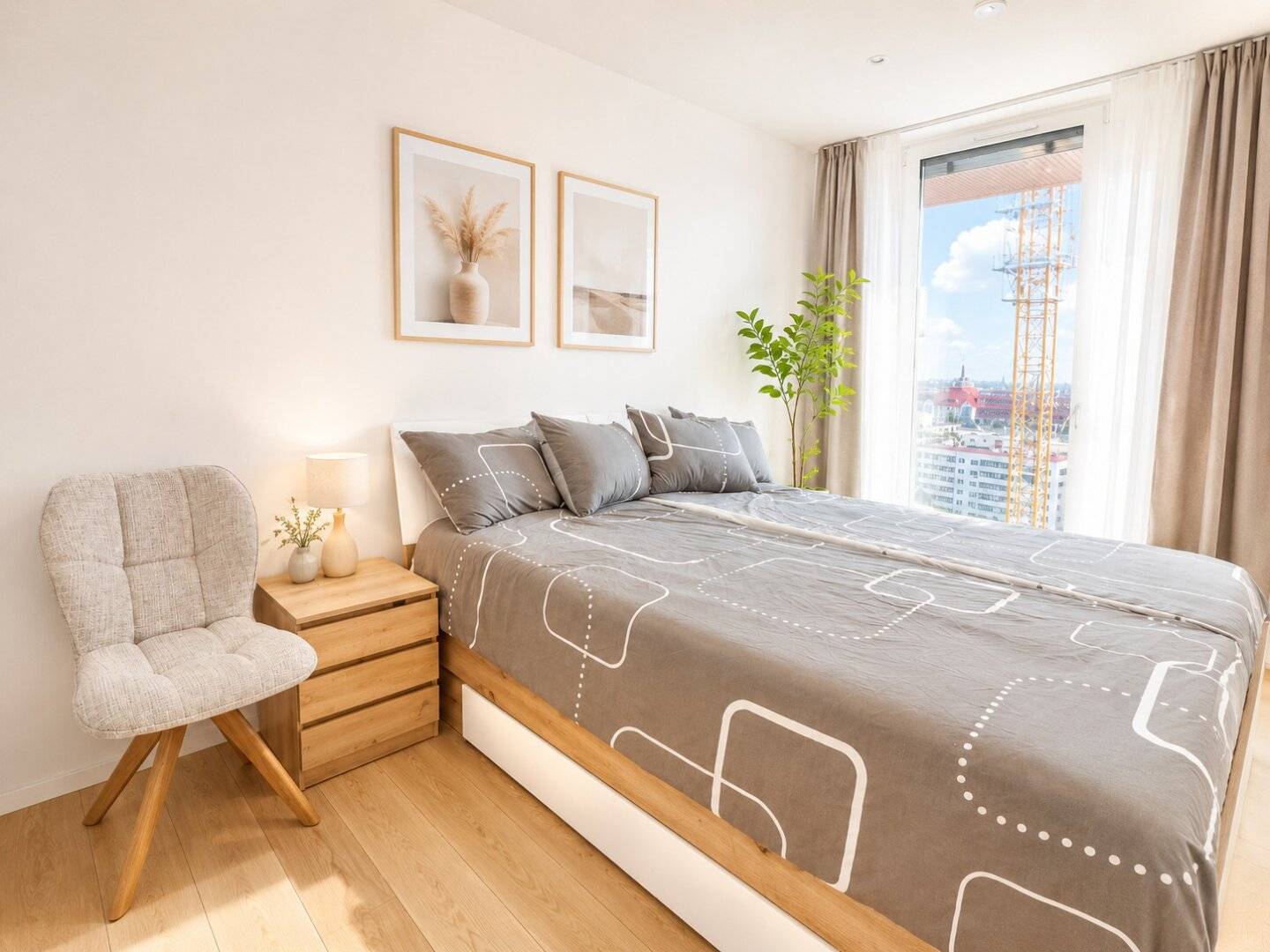 Grünblick-2-Zimmer-Wohnung im 15. Stock mit Balkon & Fernblick-Voll möbliert