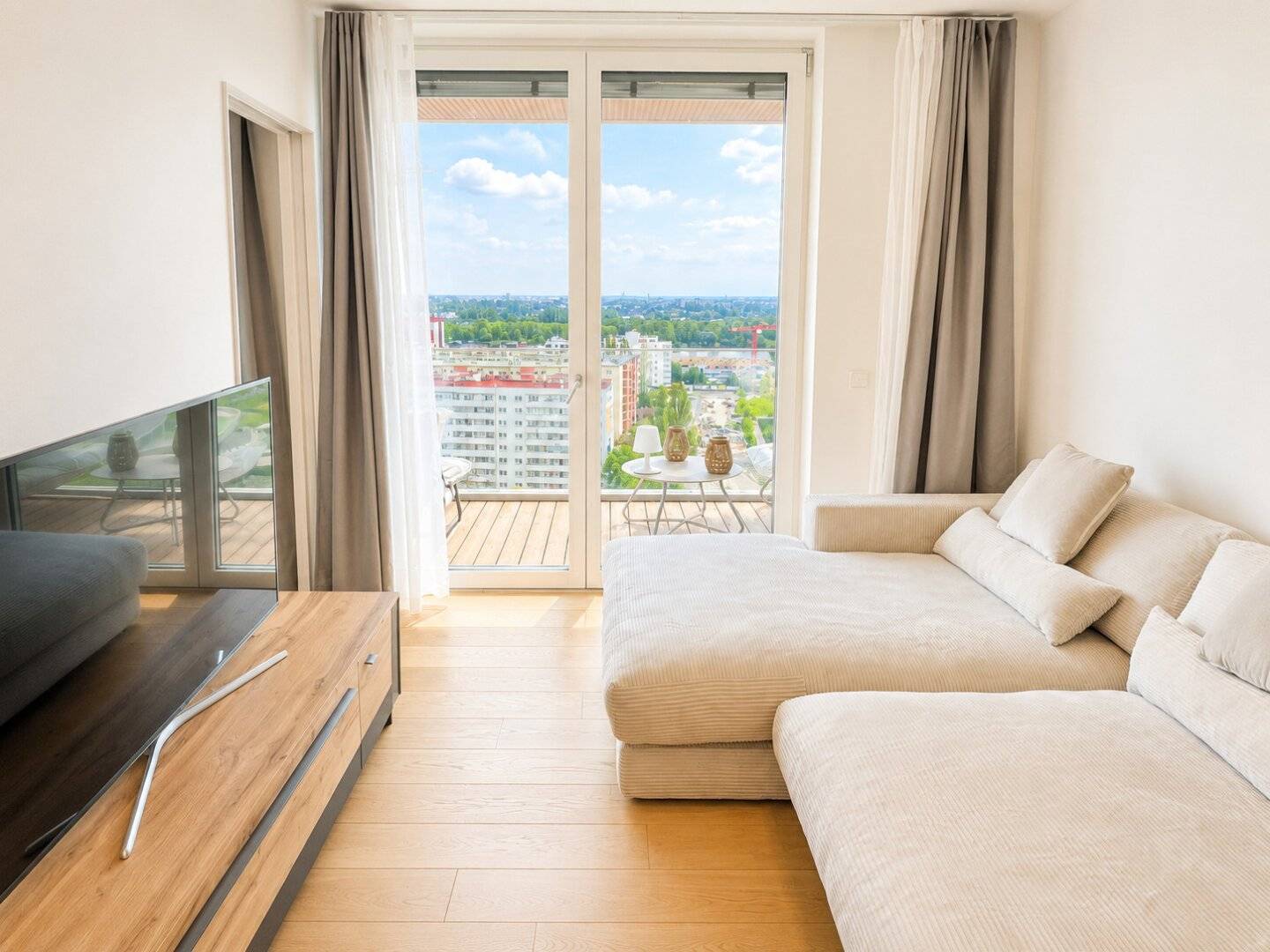 Grünblick-2-Zimmer-Wohnung im 15. Stock mit Balkon & Fernblick-Voll möbliert