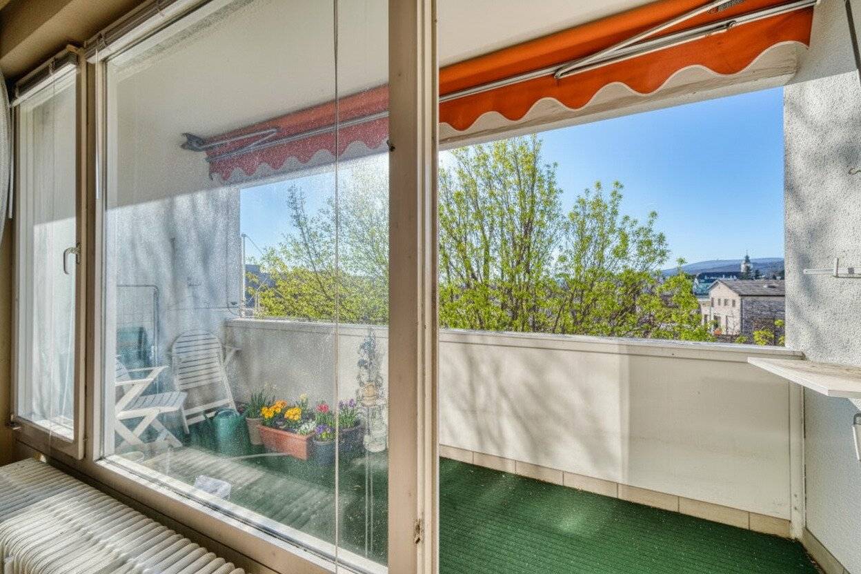 *Sonnige 5,5 Zimmer Wohnung  mit 2 Eingängen, 2 Loggien und Garagenbox - Uneinsehbar mit Fernblick
