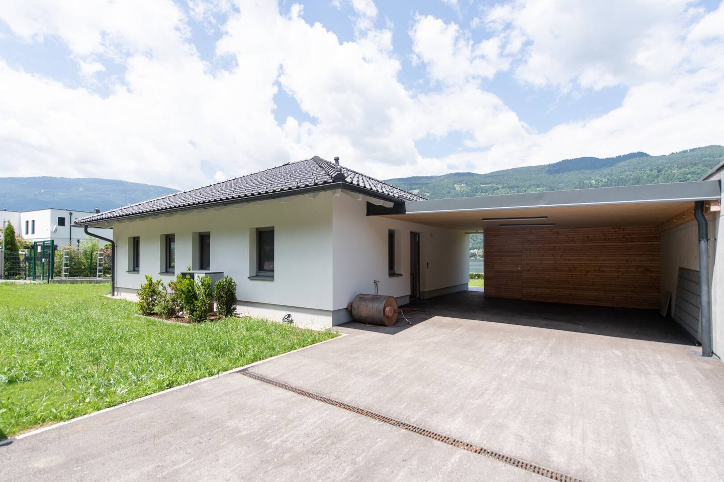 ERSTBEZUG - Seebungalow mit eigenem Seezugang Ossiacher SEE