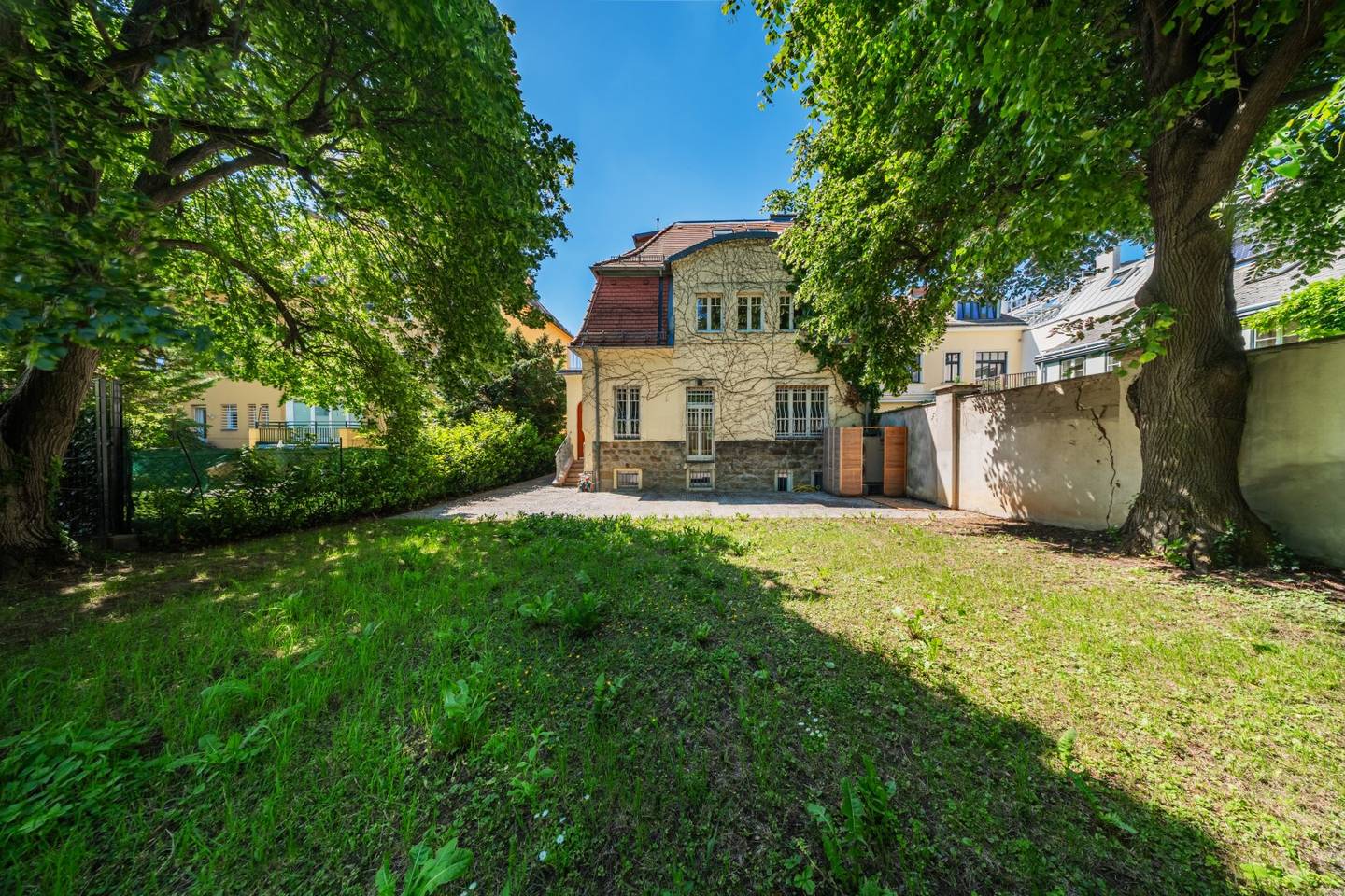 Exklusive Villa mit Garten & Parkblick