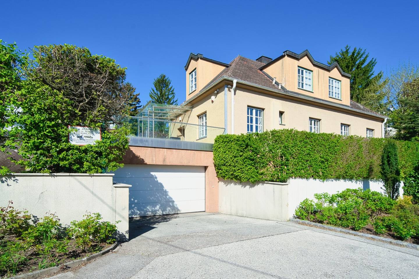 HILLSIDE - Sonniges Traumhaus mit herrlichem Garten, Weinkeller und großer Garage in Top Lage