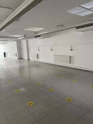 Großzügige Handelsfläche mit Lager am Boznerplatz zu vermieten