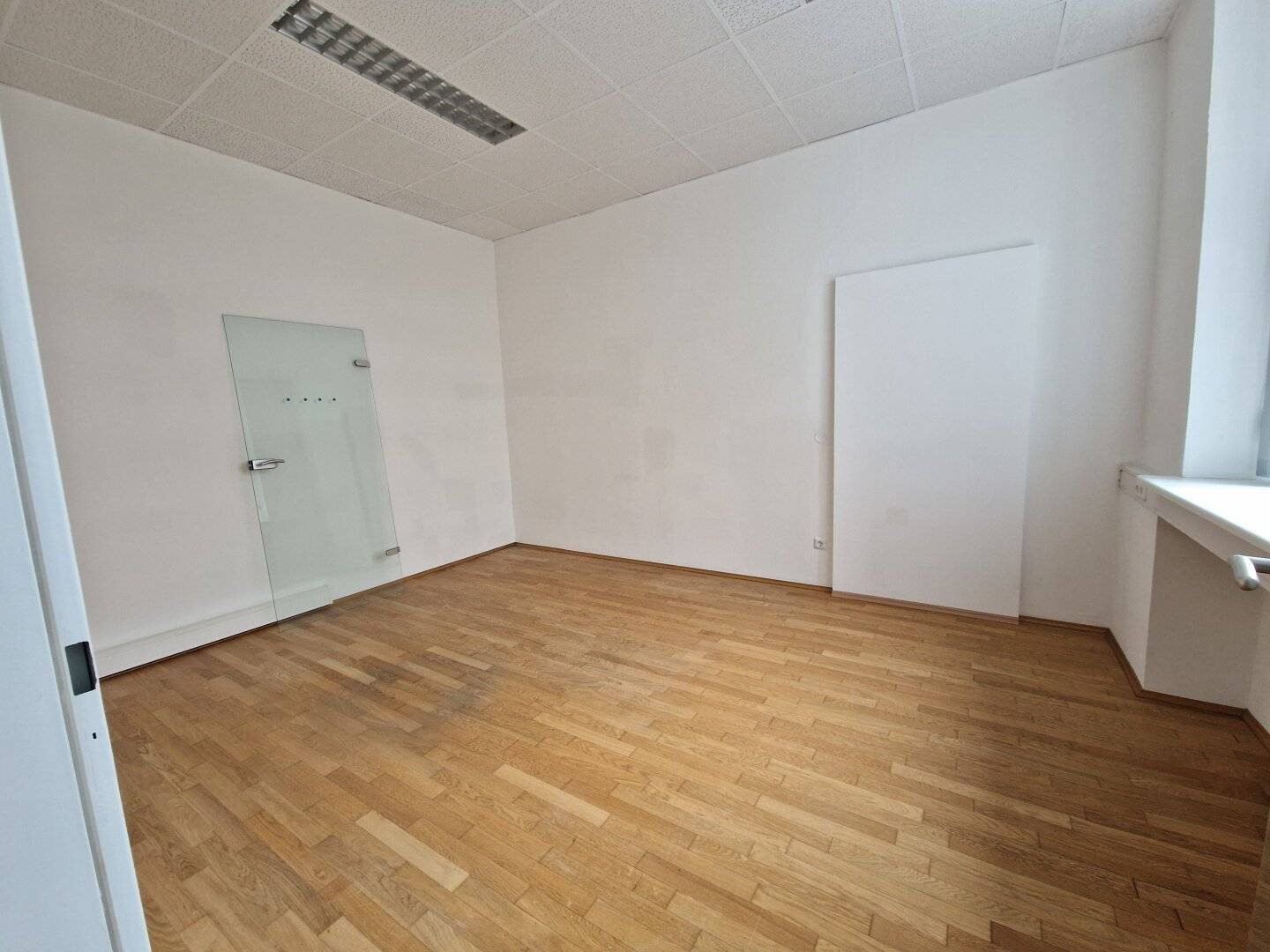 Fläche im Erdgeschoss | Büro | Lager