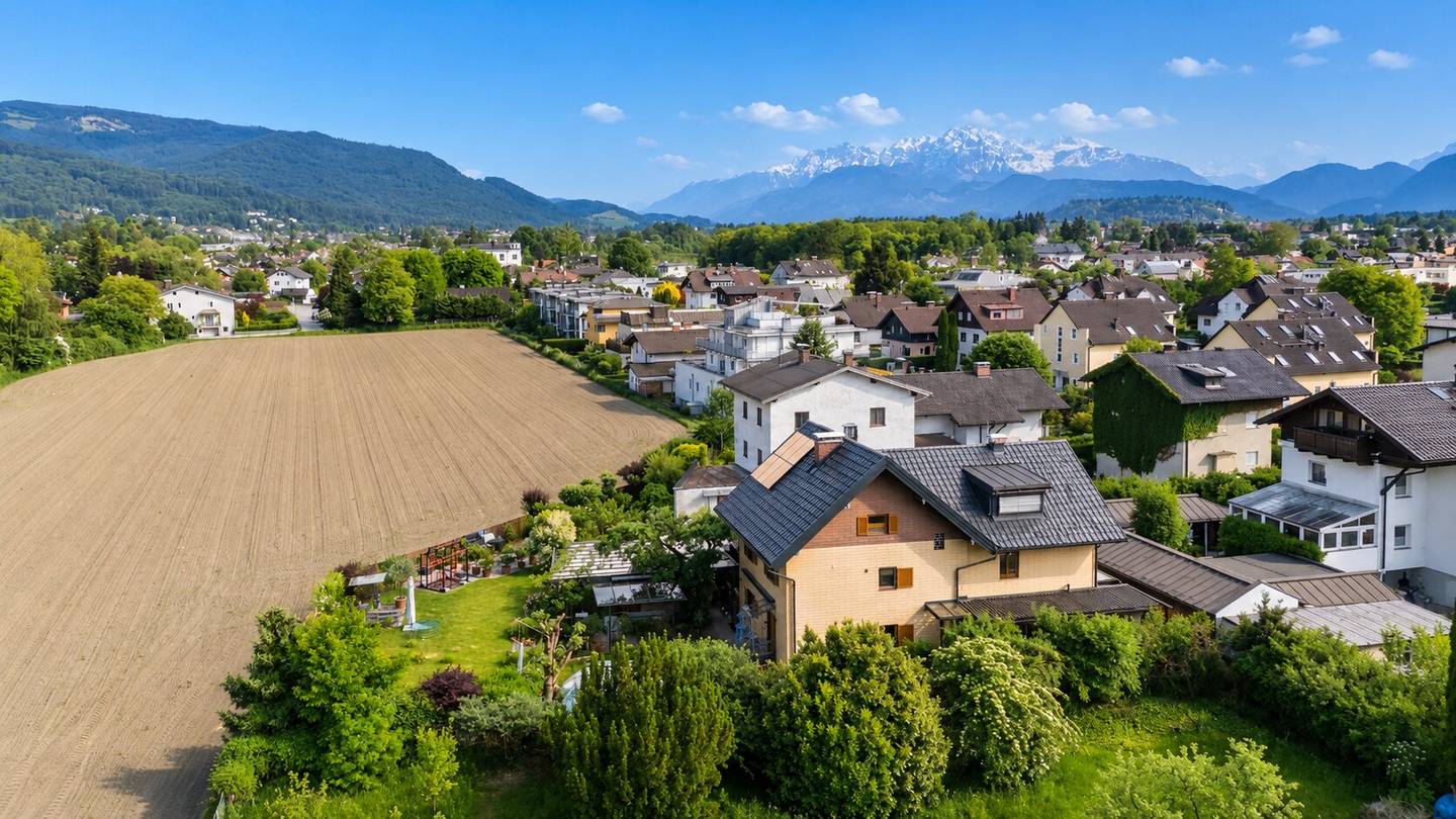 Einzigartiges Grundstück mit sanierungsbedürftiges Mehrfamilienhaus mit Entwicklungspotenzial in Salzburg- Aigen – direkt am Grünland mit bewilligtem Doppelhausprojekt