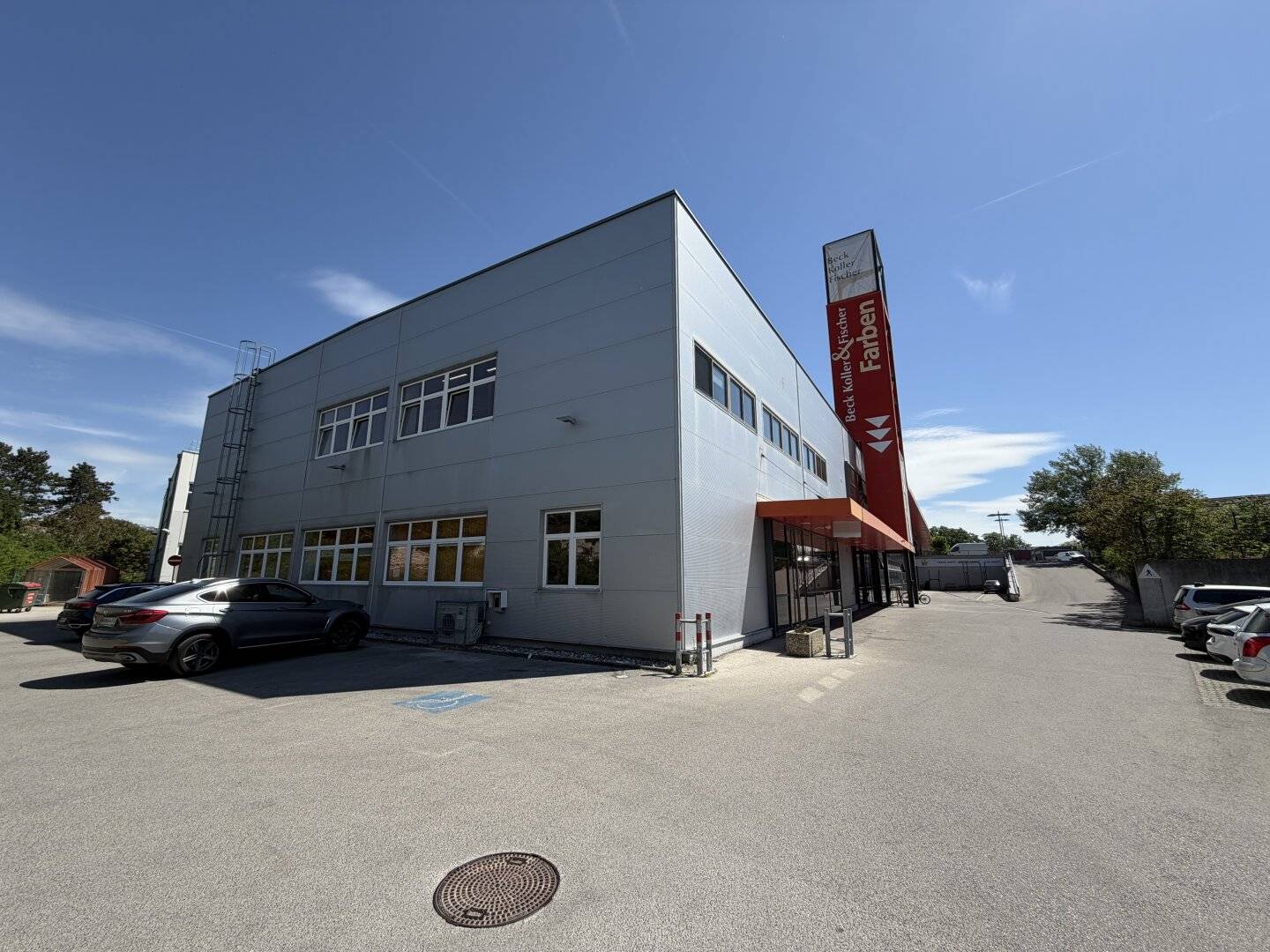 BÜRO mit Lagerfläche / Ausstellungsraum, Behindertengerecht mit Behindertenparkplatz