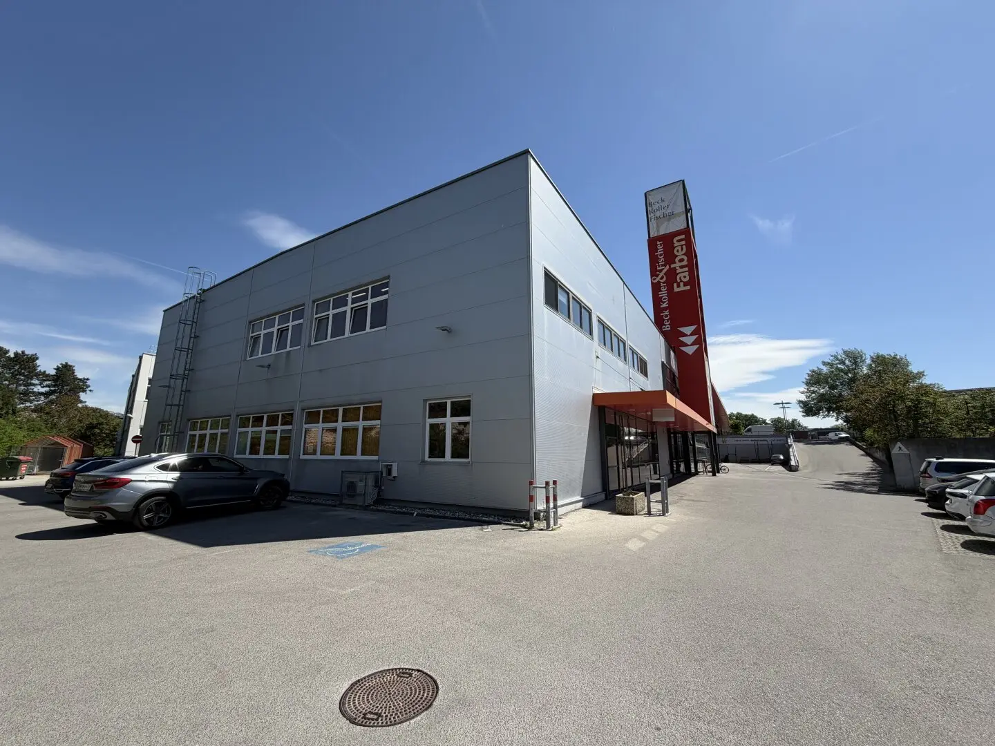 BÜRO mit Lagerfläche / Ausstellungsraum, Behindertengerecht mit Behindertenparkplatz