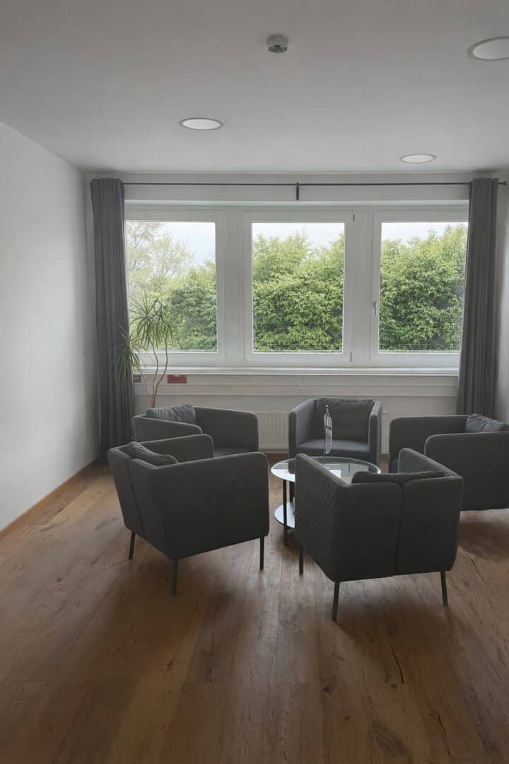 Moderne ALL-INCLUSIVE Büroräume (Behindertengerecht),  von 20 bis 75 m2 , neuwertig, Parkplätze,  zentrale Lage