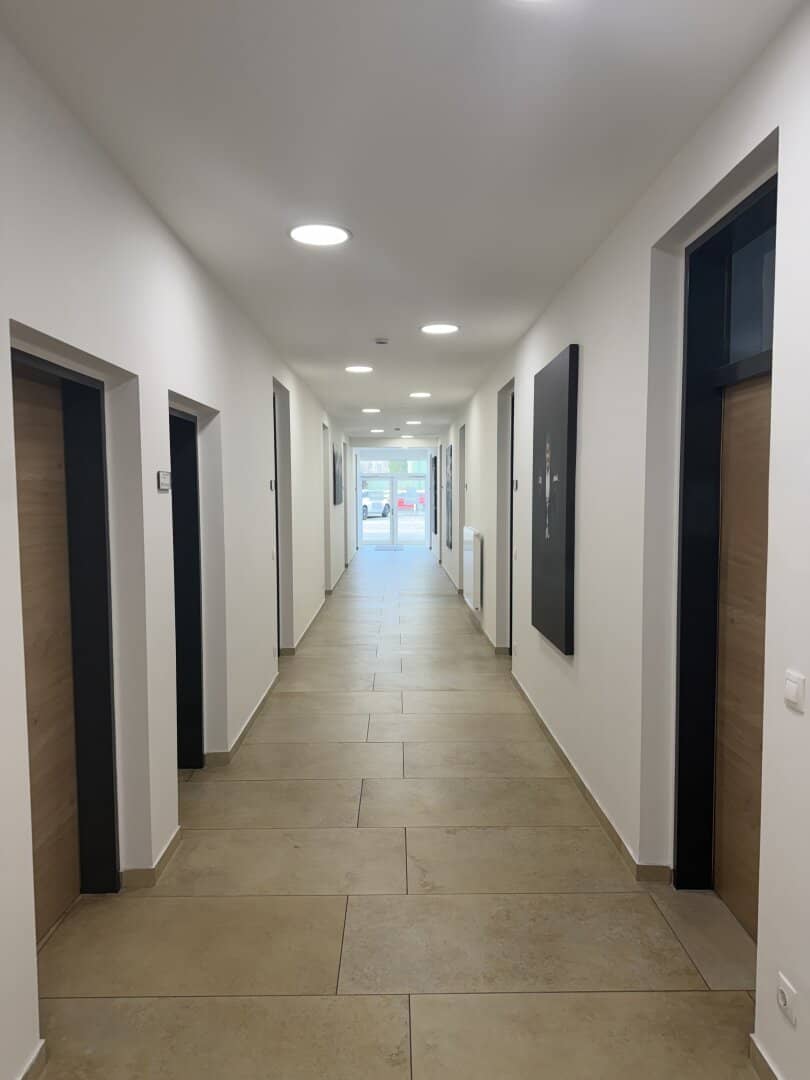 Moderne ALL-INCLUSIVE Büroräume (Behindertengerecht),  von 20 bis 75 m2 , neuwertig, Parkplätze,  zentrale Lage