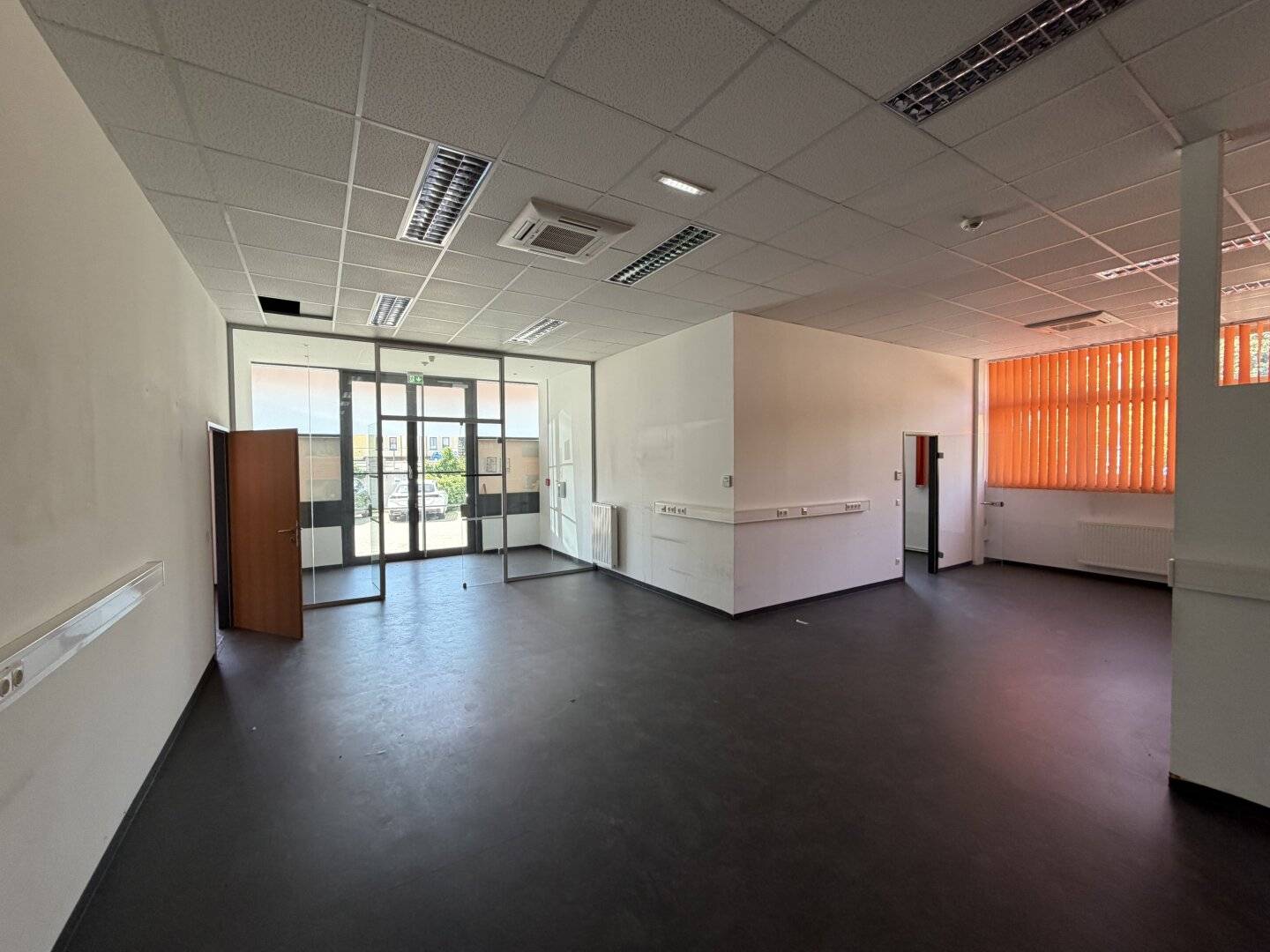 BÜRO mit Lagerfläche / Ausstellungsraum, Behindertengerecht mit Behindertenparkplatz
