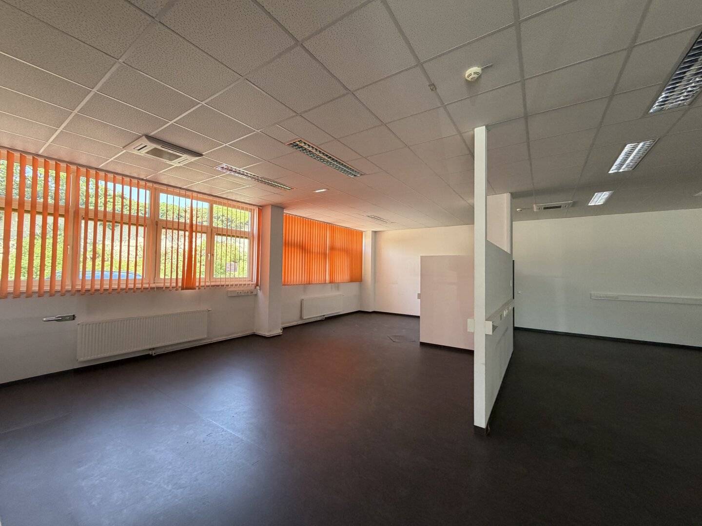 BÜRO mit Lagerfläche / Ausstellungsraum, Behindertengerecht mit Behindertenparkplatz
