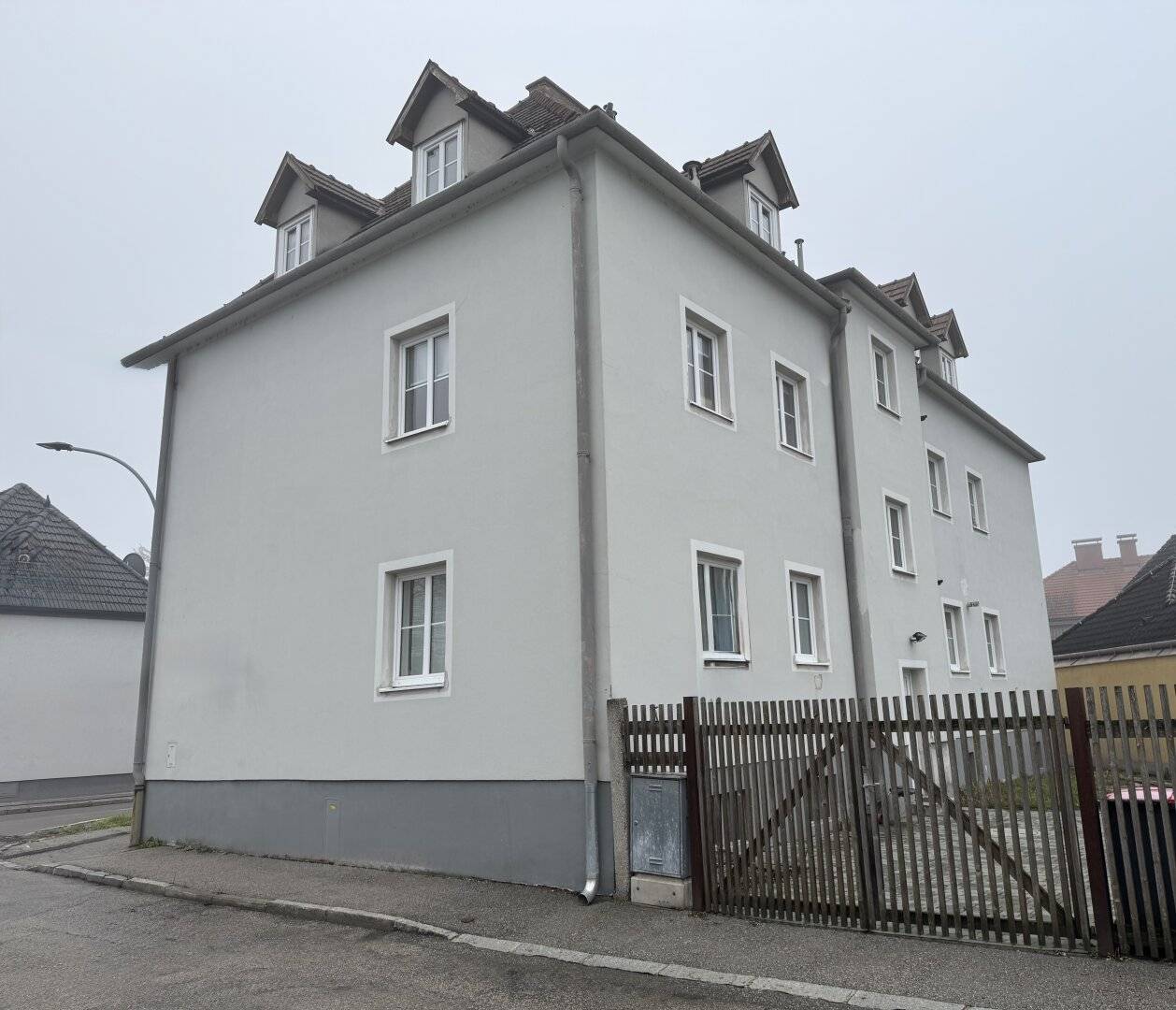 Renditeobjekt in Wiener Neustadt: Gepflegtes Zinshaus (Alle Einheiten vermietet)
