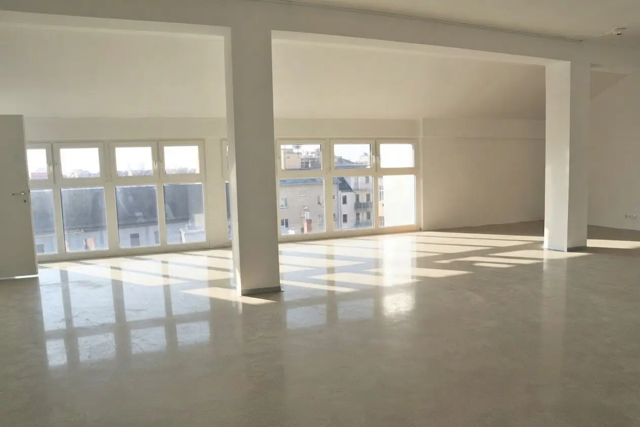 Dachgeschoss in Bürohaus | Unbefristet