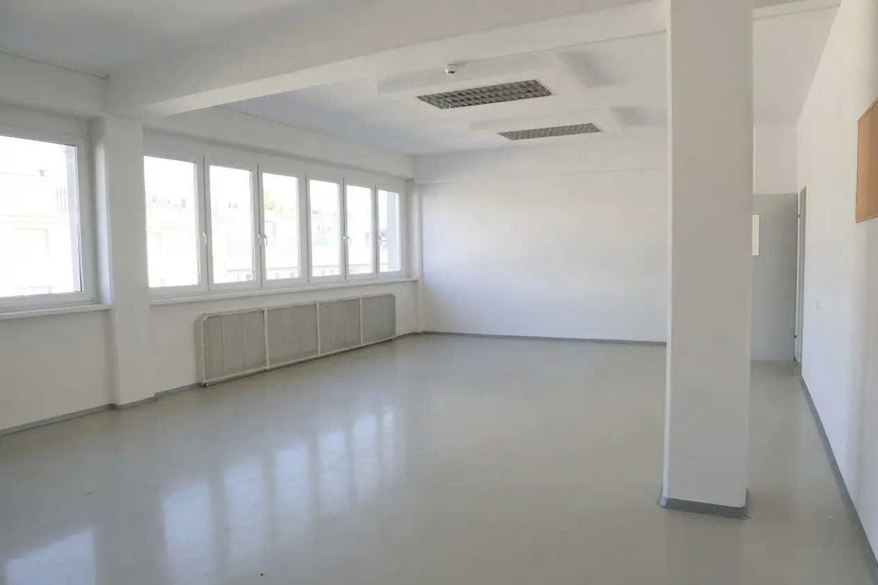 Dachgeschoss in Bürohaus | Unbefristet