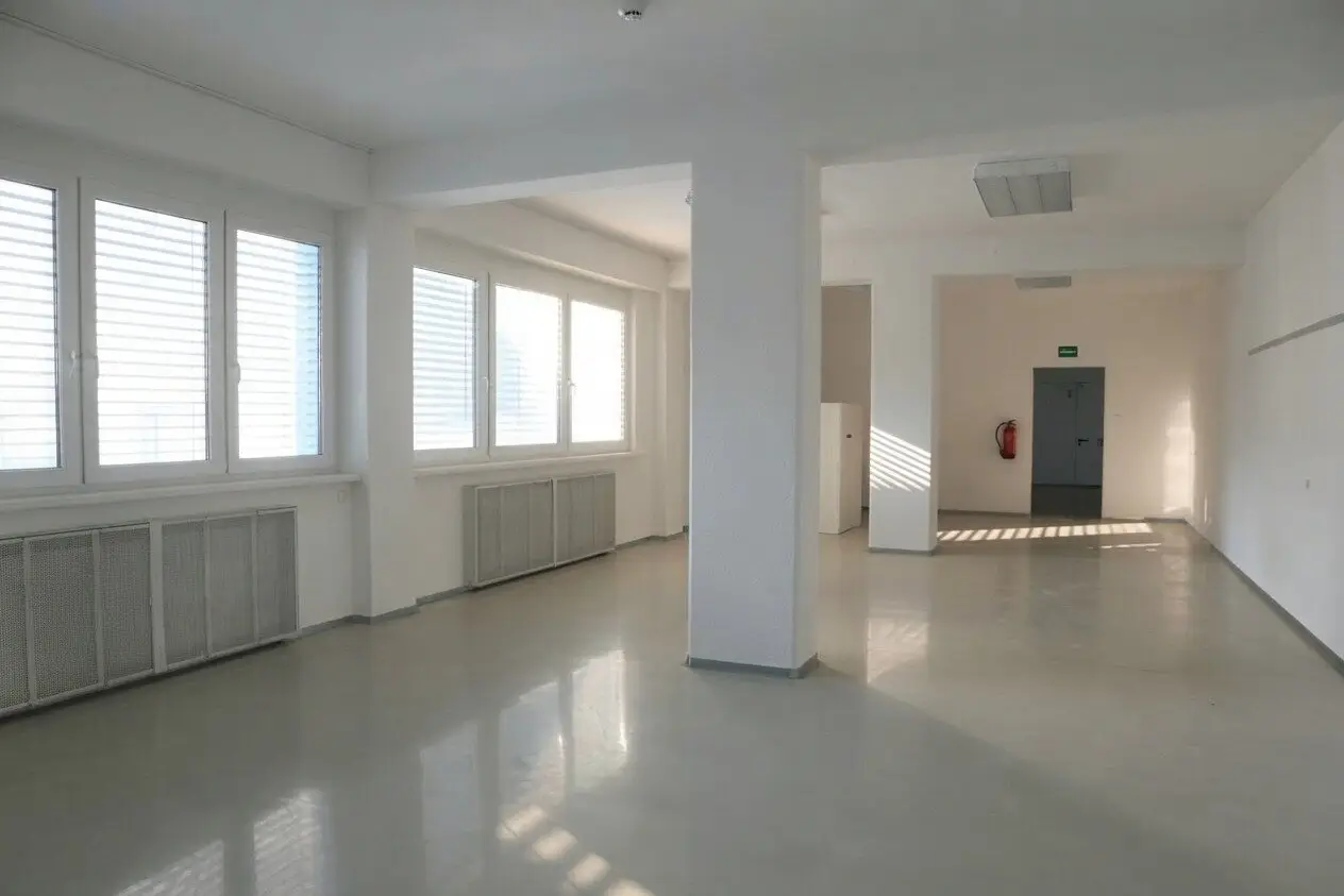Dachgeschoss in Bürohaus | Unbefristet