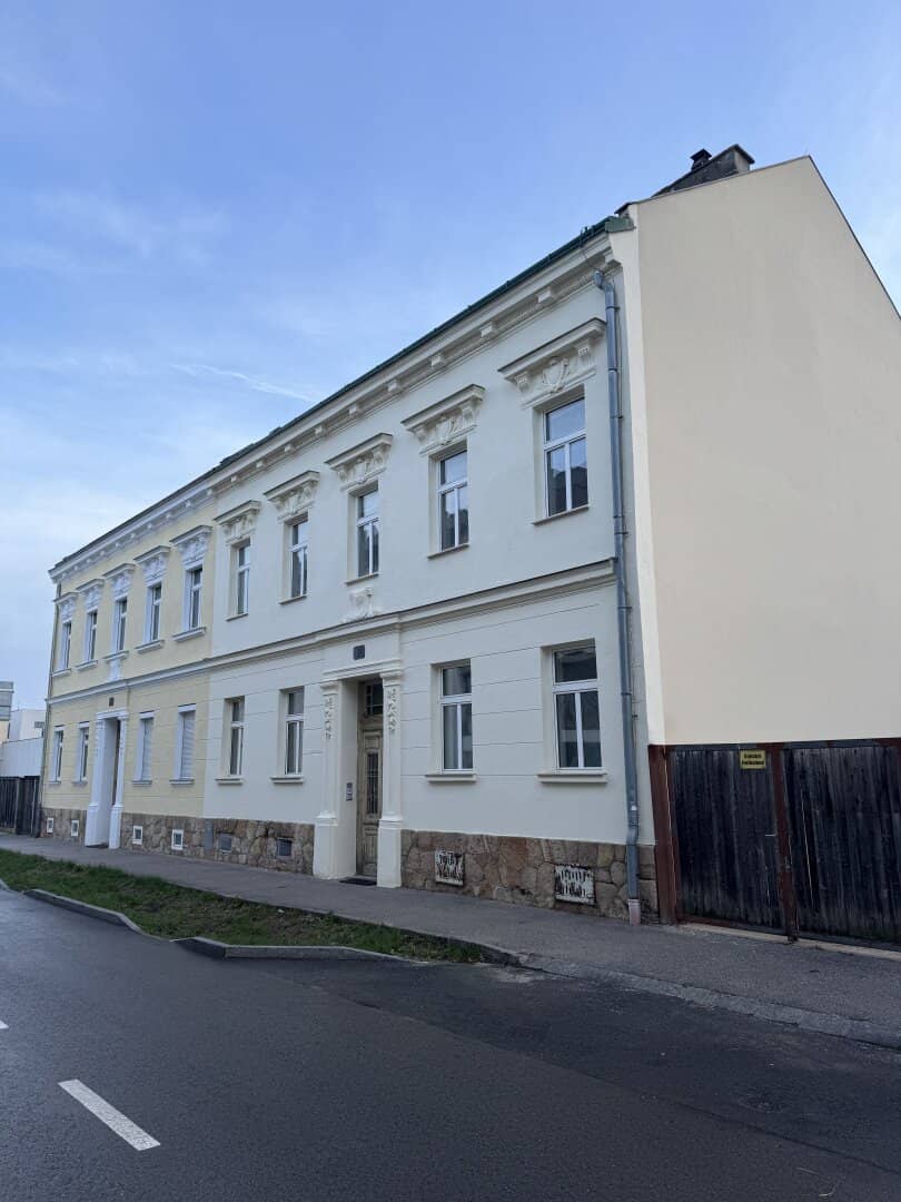 Attraktives Zinshaus im Stil der 50er Jahre in 2700 Wr. Neustadt