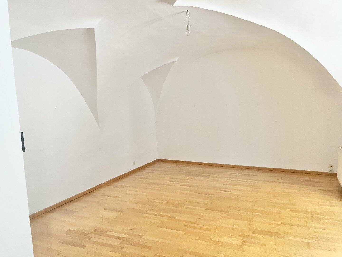 Charmante 2-Zimmer-Altbauwohnung mit Gewölbedecken und großzügigem Wohnbereich in zentraler Lage von Perchtoldsdorf