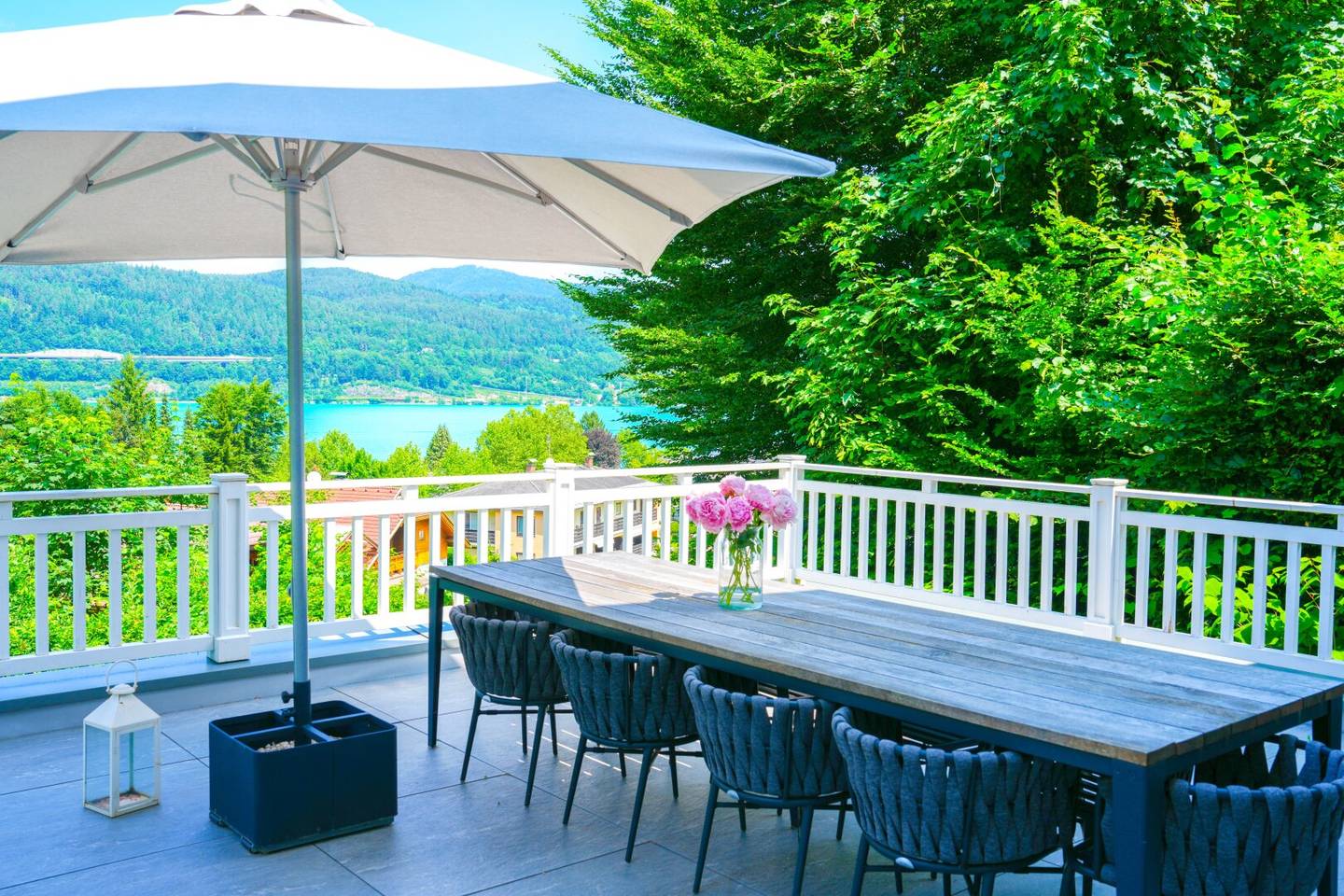 Charmante Seeblickvilla mit  700 qm Strandbereich samt Pool in idyllischer Waldrandlage am WÖRTHERSEE