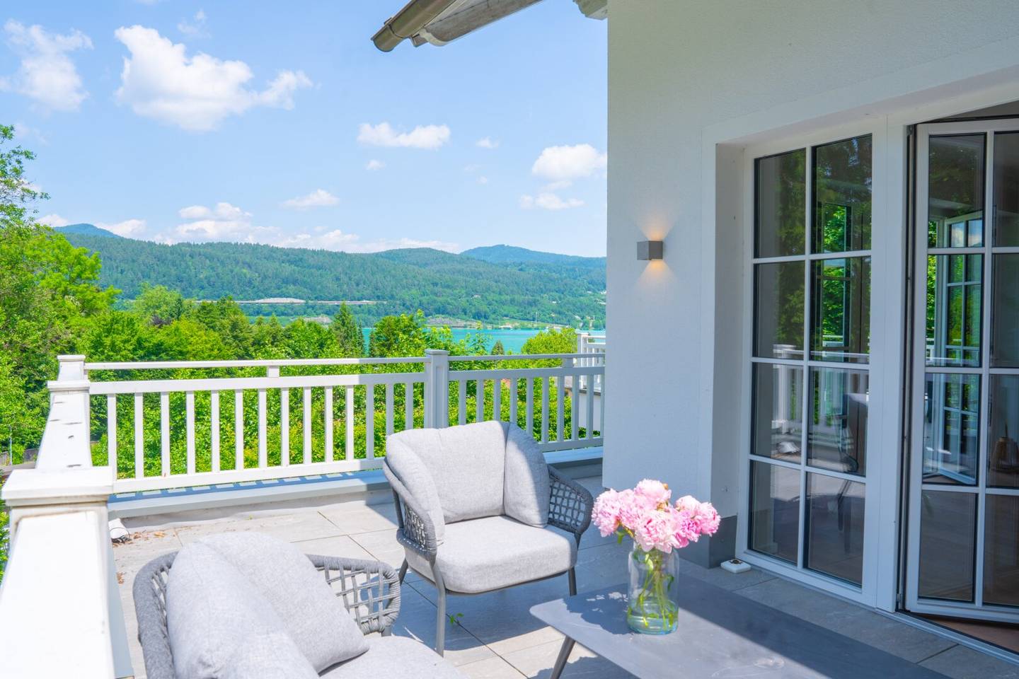 Charmante Seeblickvilla mit  700 qm Strandbereich samt Pool in idyllischer Waldrandlage am WÖRTHERSEE