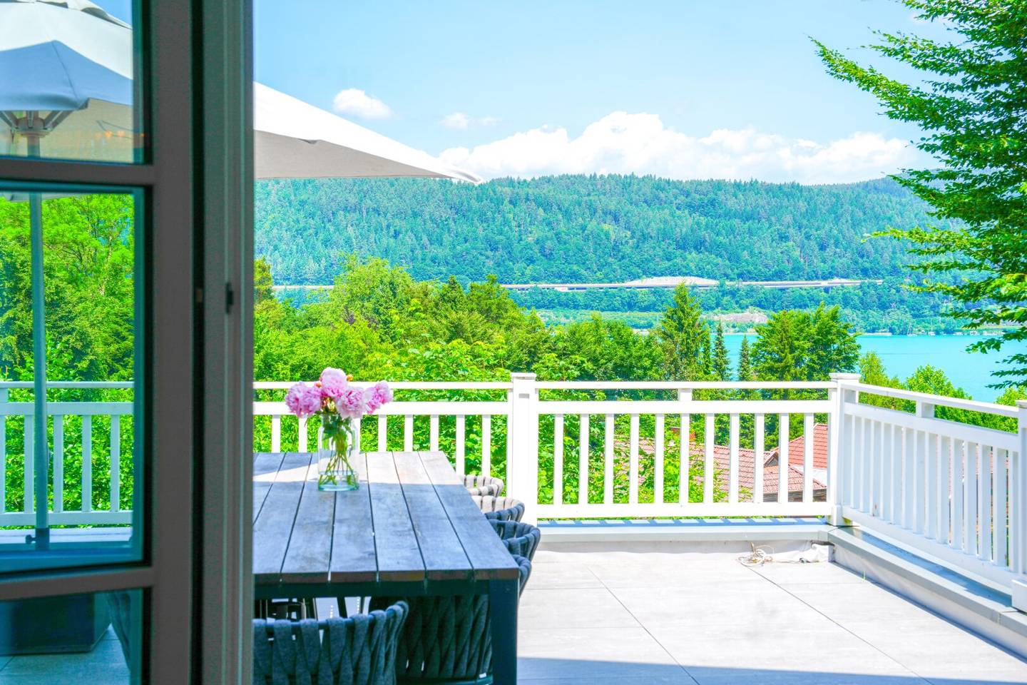 Charmante Seeblickvilla mit  700 qm Strandbereich samt Pool in idyllischer Waldrandlage am WÖRTHERSEE