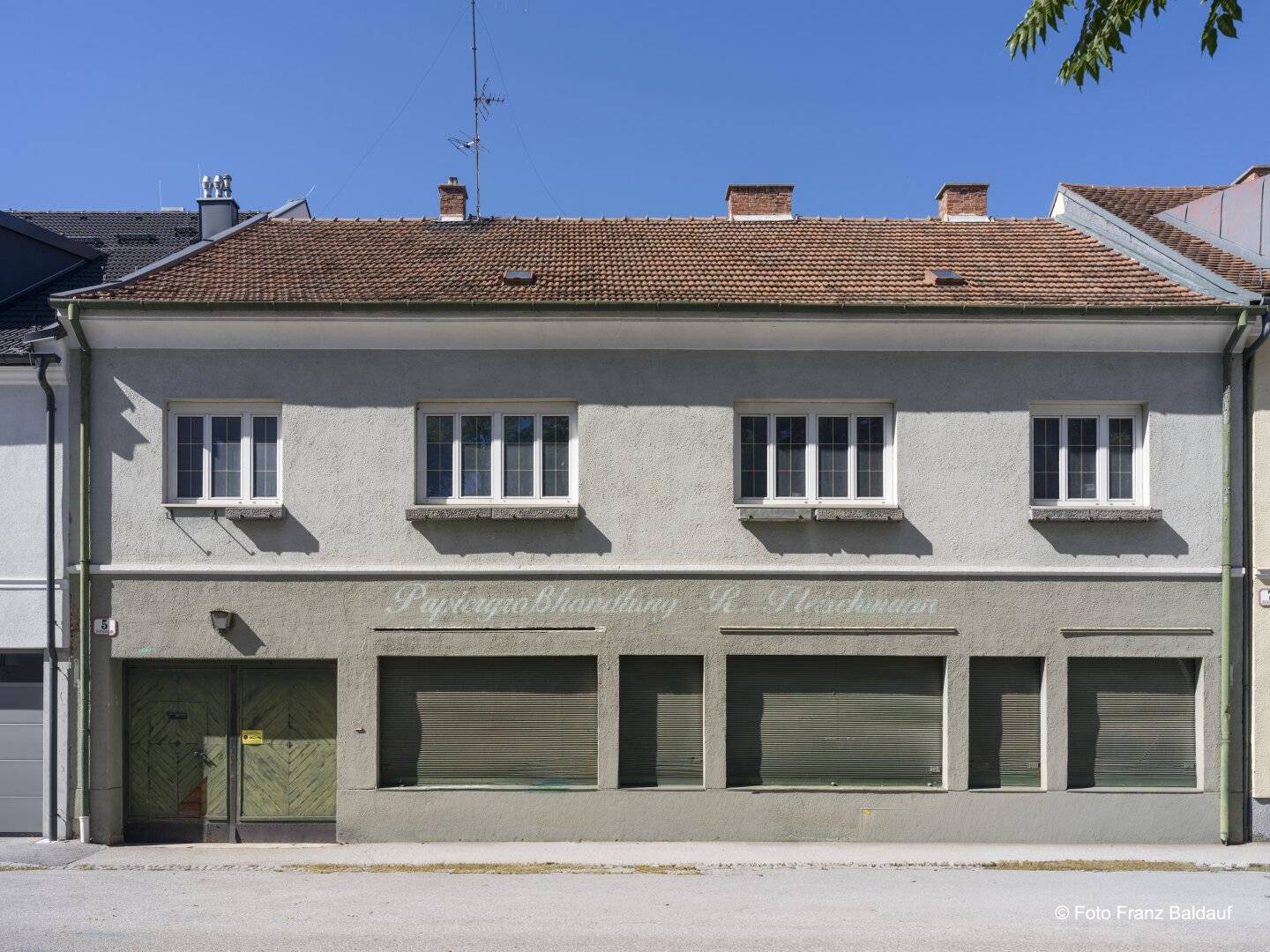 Mehrfamilienhaus mit Dachgarten und Garage für mehrere Fahrzeuge mitten im Zentrum (Bestlage)