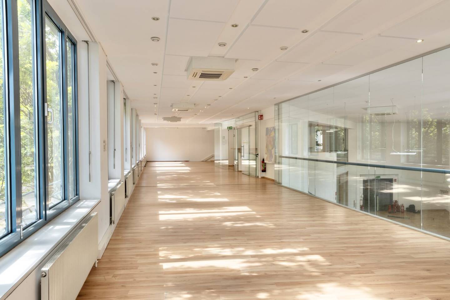 Büro im Gewerbepark -  Moderne Flächen mit Tiefgarage und Außenflächen