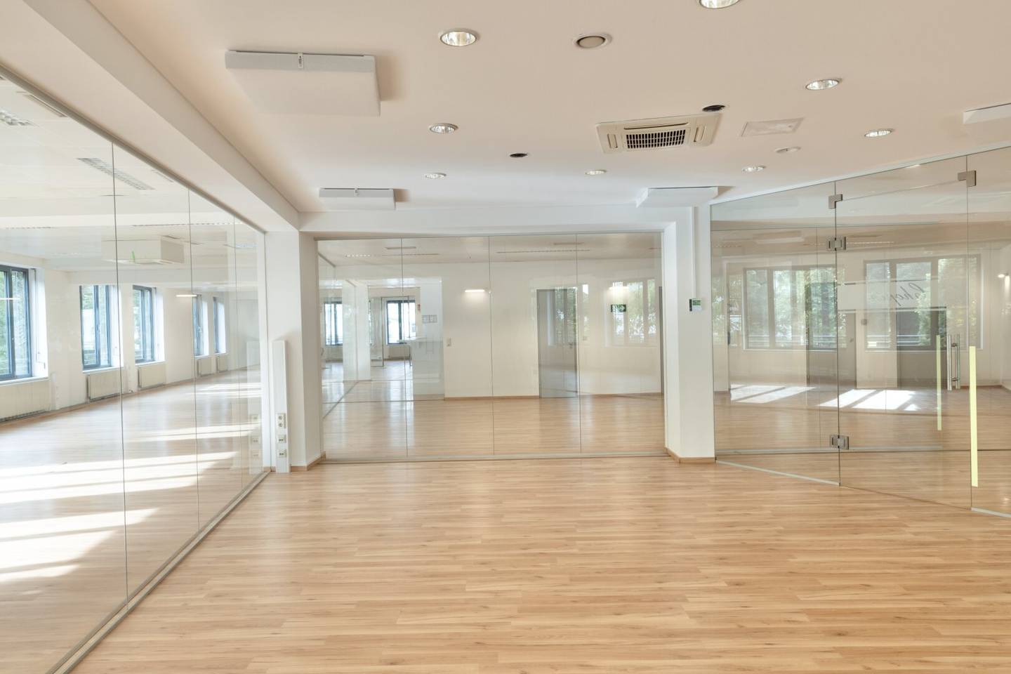 Büro im Gewerbepark -  Moderne Flächen mit Tiefgarage und Außenflächen