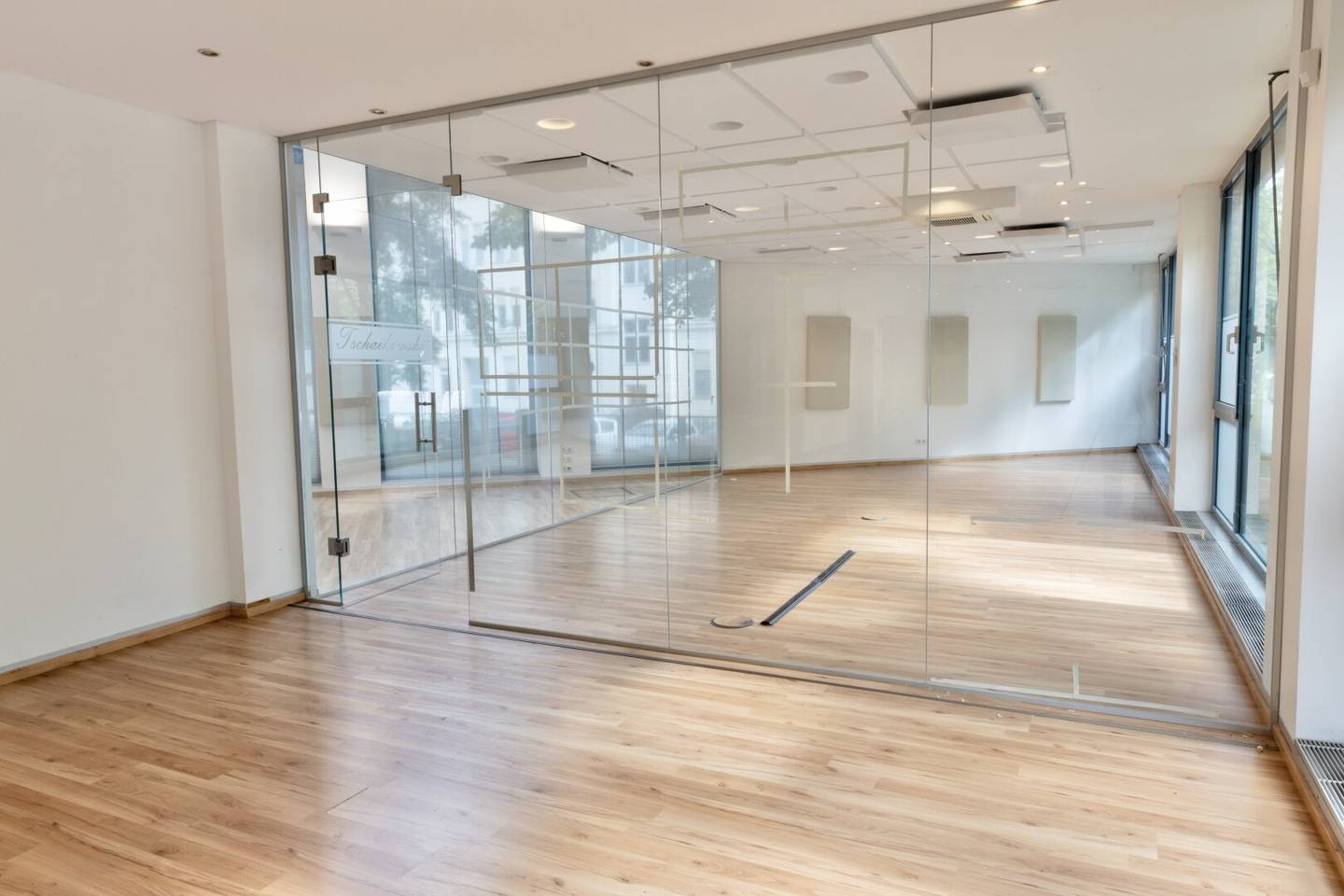 Büro im Gewerbepark -  Moderne Flächen mit Tiefgarage und Außenflächen
