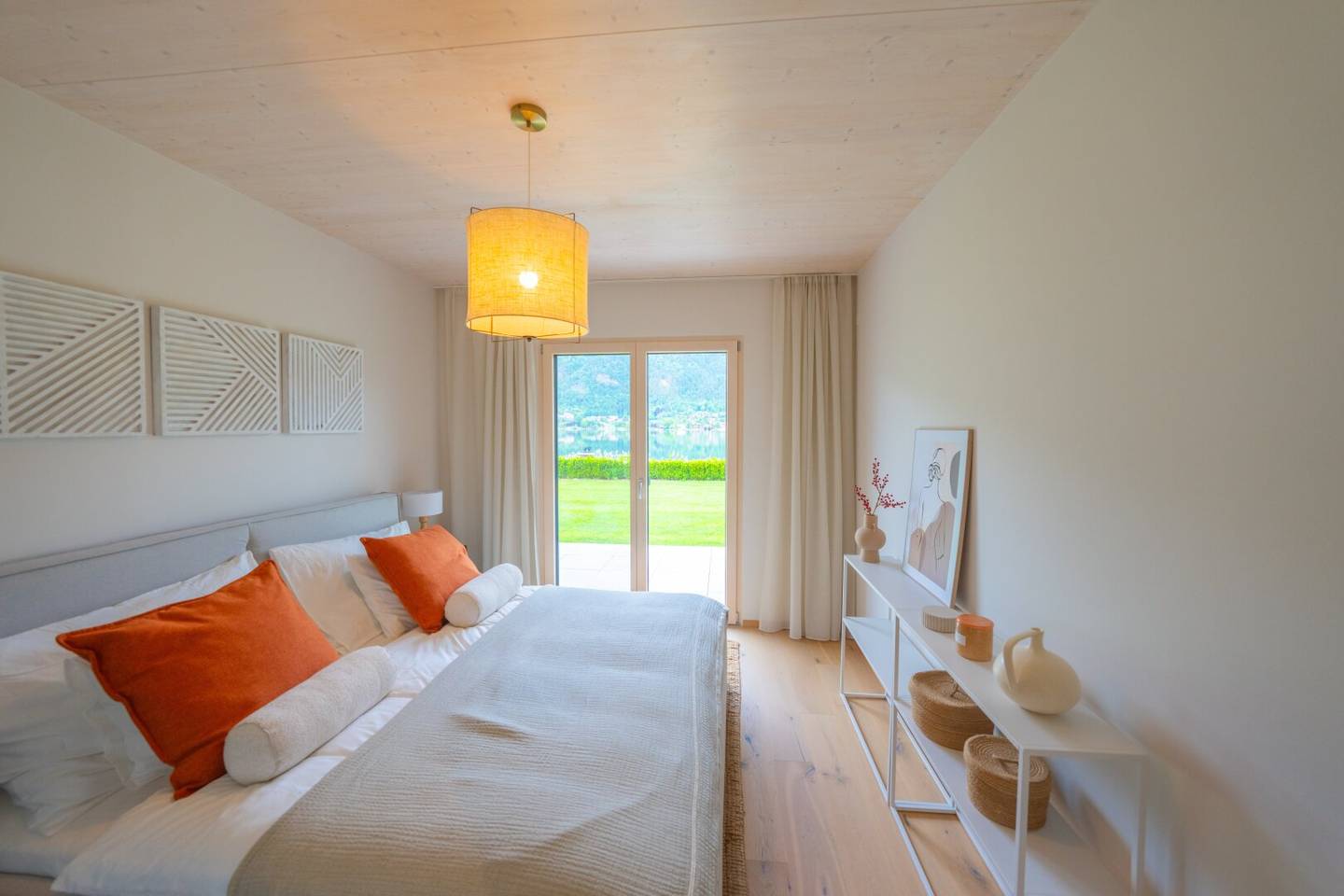 ERSTBEZUG-SEEBUNGALOW mit grandiosem Ausblick auf den traumhaften Ossiachersee & eigenen Strandbereich