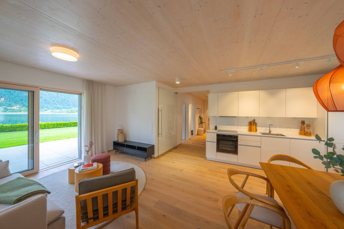 ERSTBEZUG-SEEBUNGALOW mit grandiosem Ausblick auf den traumhaften Ossiachersee & eigenen Strandbereich