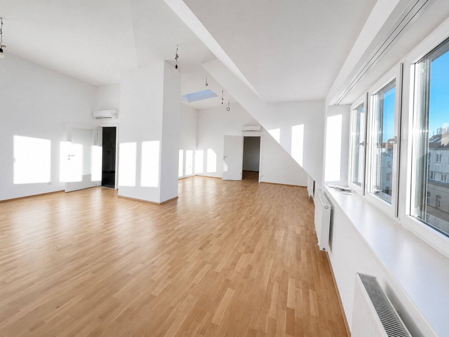 Lichtdurchflutetes Dachgeschossjuwel mit 5 m Raumhöhe und spektakulärem Stadtblick auf 124 m²