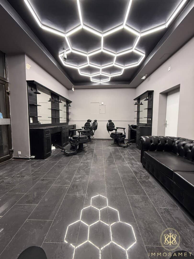 High-quality renovated salon in perfect location available for rent - for only €853!